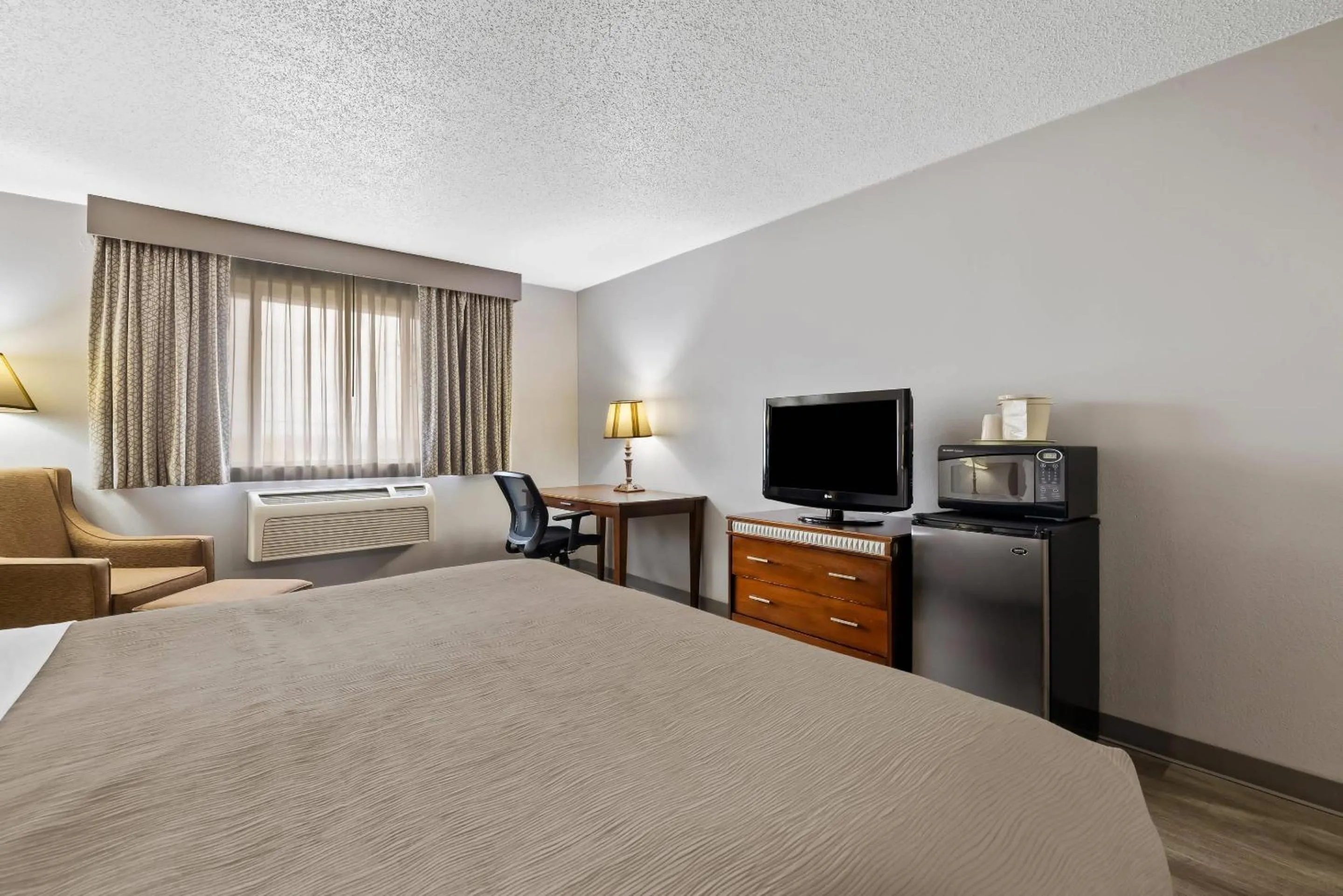 Bedroom, Bed in Quality Inn near Monument Health Rapid City Hospital