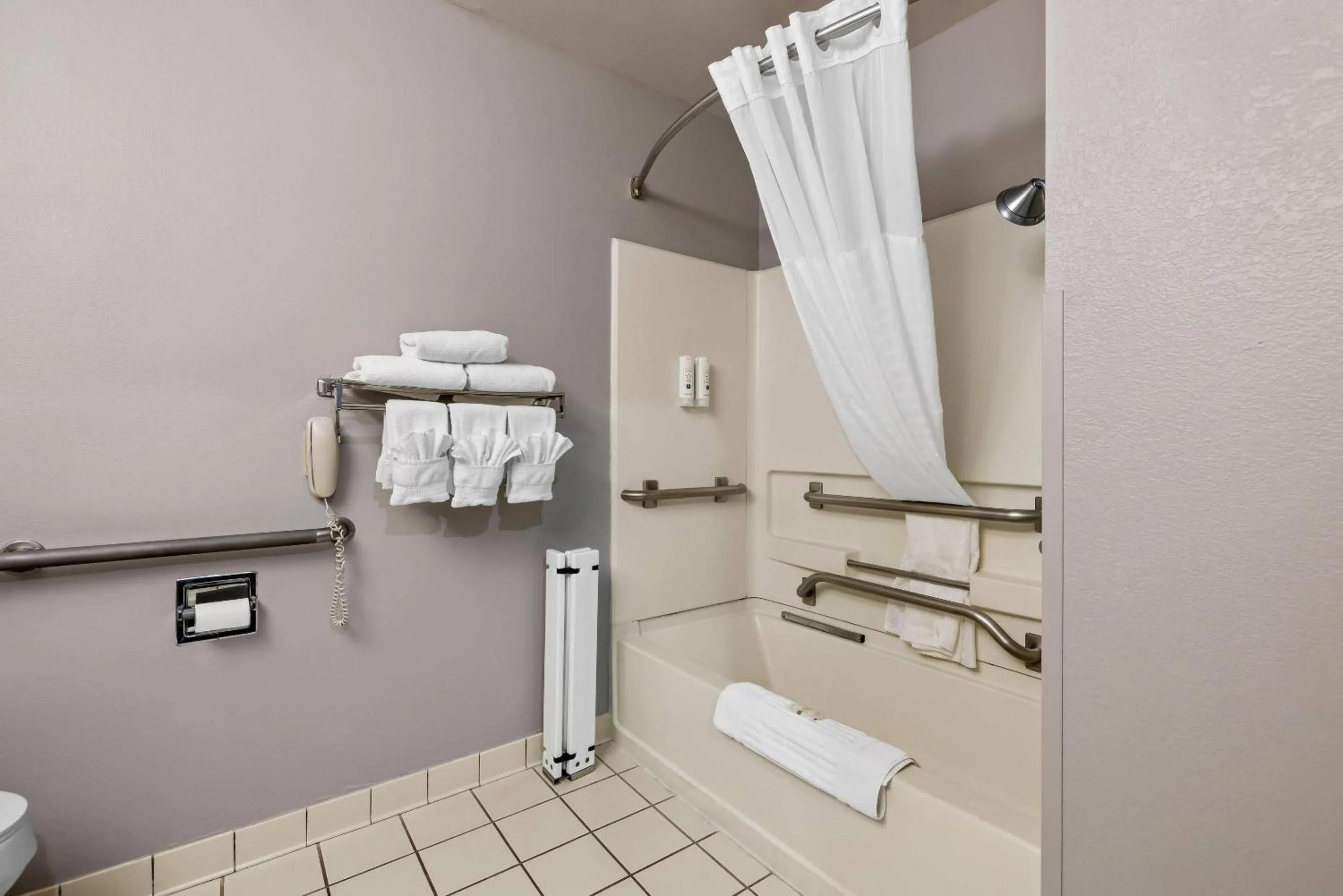 Bedroom in Quality Inn near Monument Health Rapid City Hospital