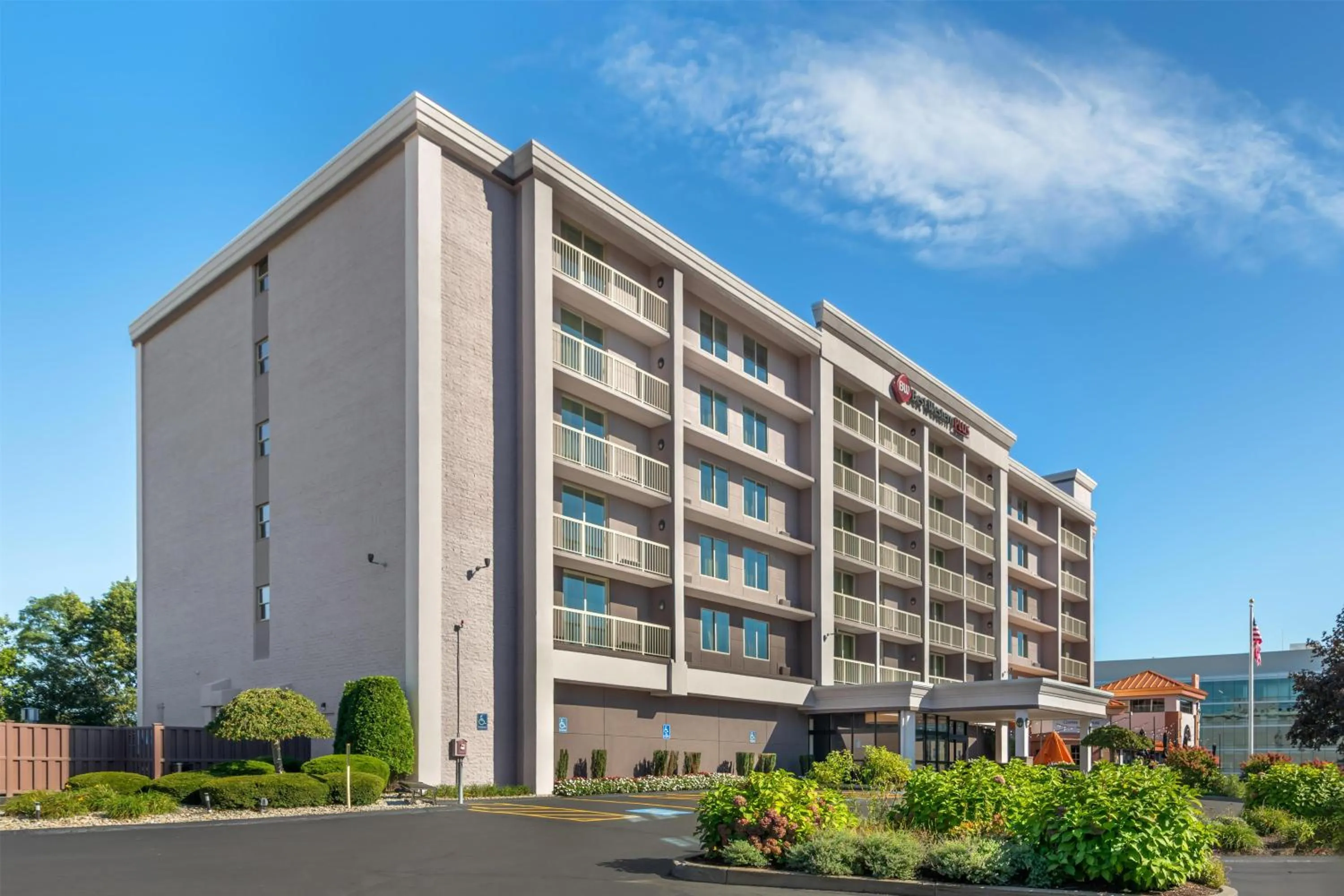 Property building in Best Western Plus Waltham Boston