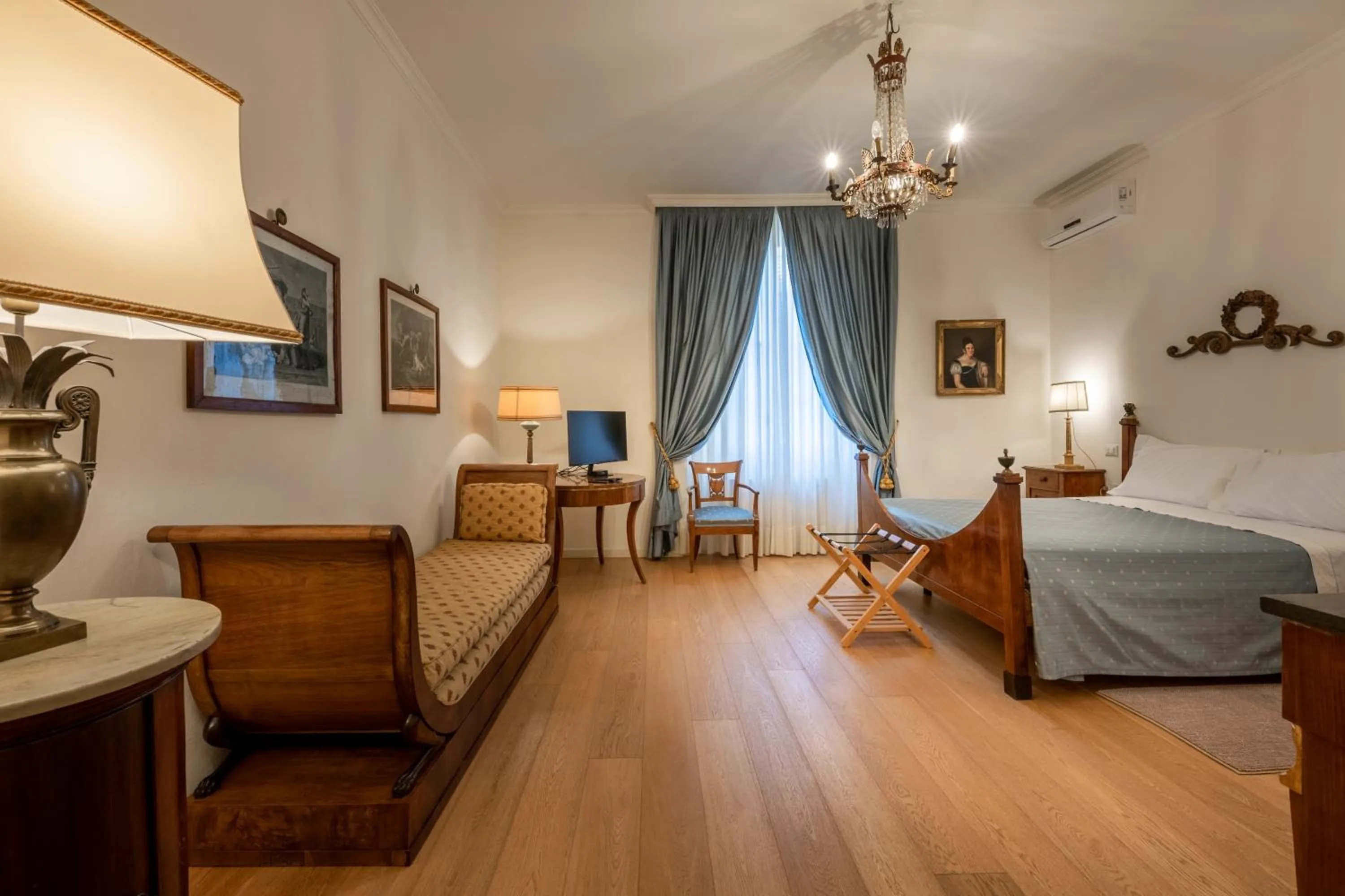 Photo of the whole room, Bed in La Casa nel Borgo