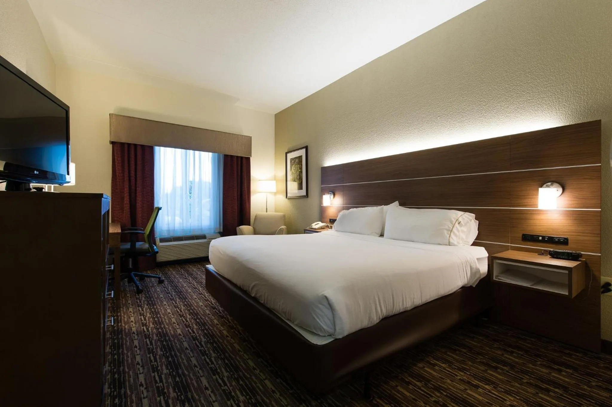 Photo of the whole room, Bed in Holiday Inn Express & Suites Walterboro by IHG