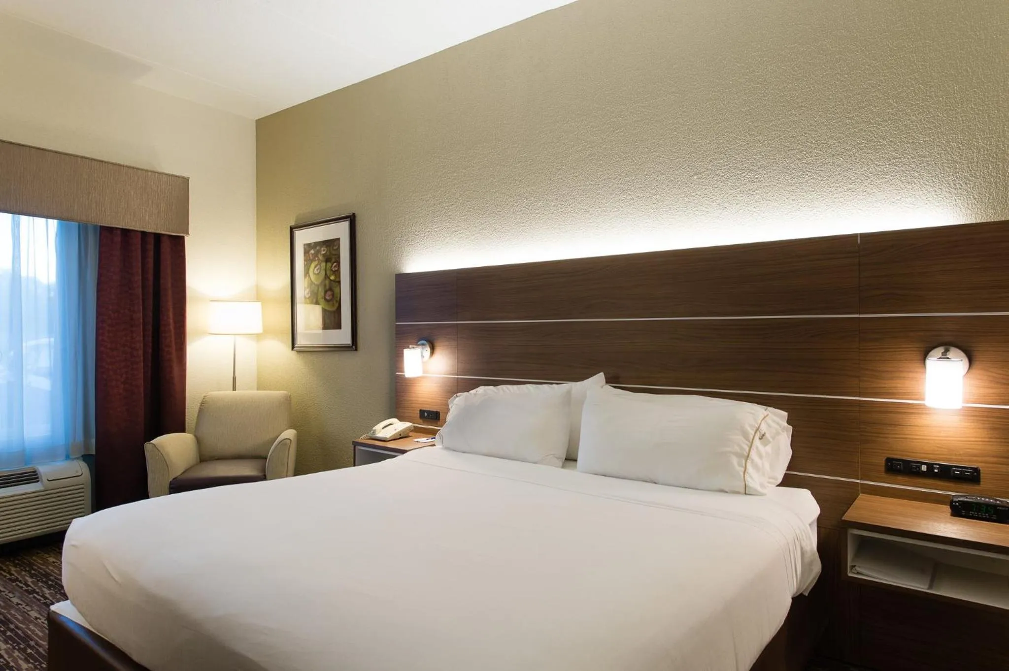 Photo of the whole room, Bed in Holiday Inn Express & Suites Walterboro by IHG