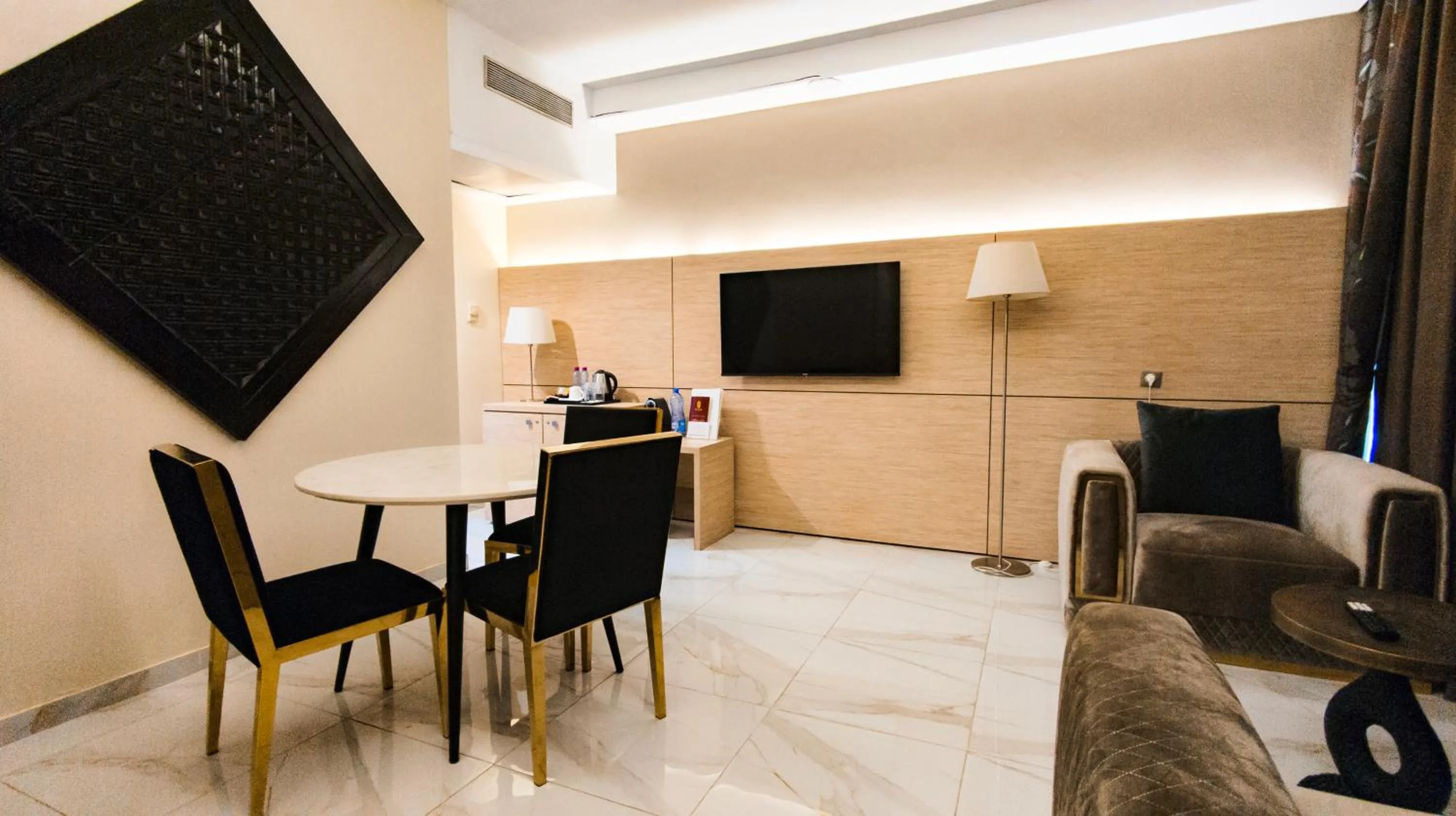 Communal lounge/ TV room in Hôtel Sarakawa