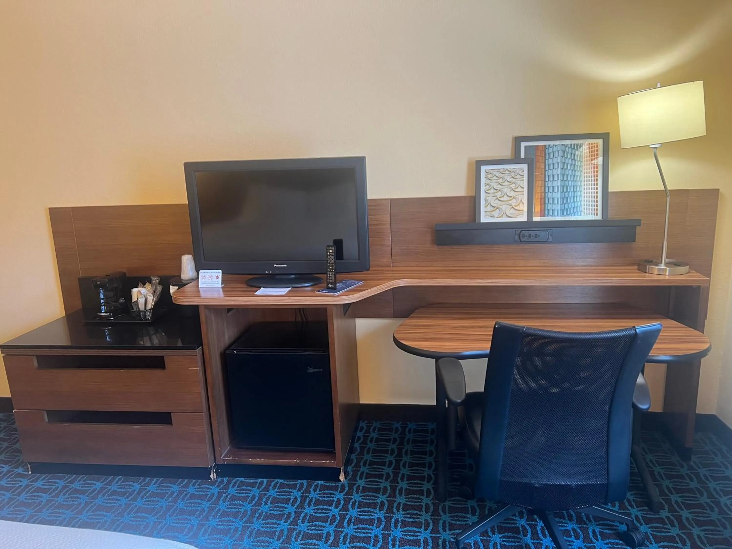 TV and multimedia in Fairfield Inn and Suites by Marriott Atlanta Suwanee