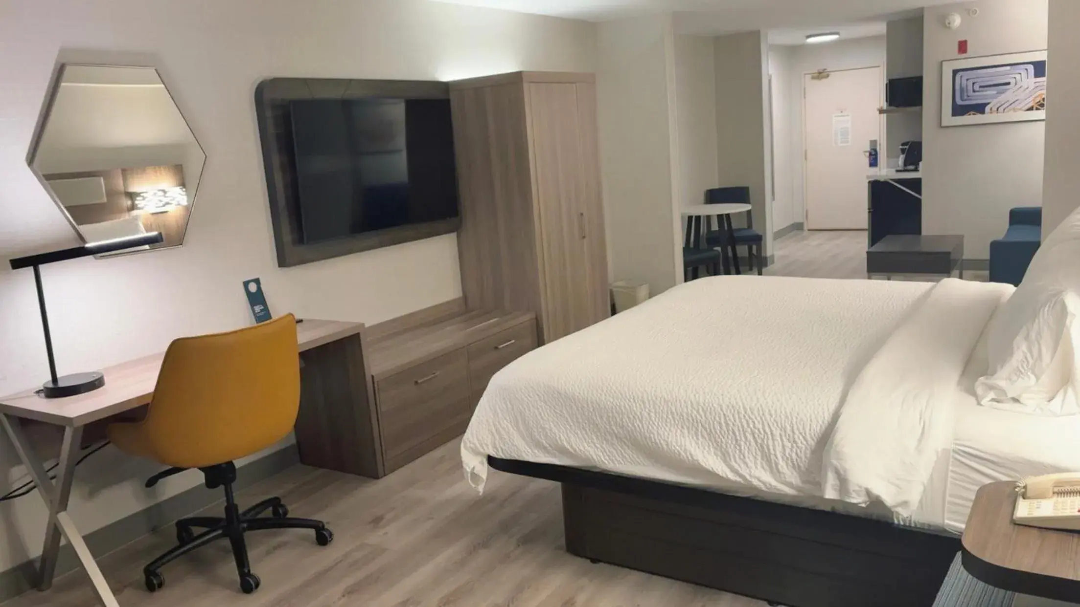 King Suite - Non-Smoking in Holiday Inn Express Hotel & Suites Drums-Hazelton by IHG King Suite - Non-Smoking in Holiday Inn Express Hotel & Suites Drums-Hazelton by IHG