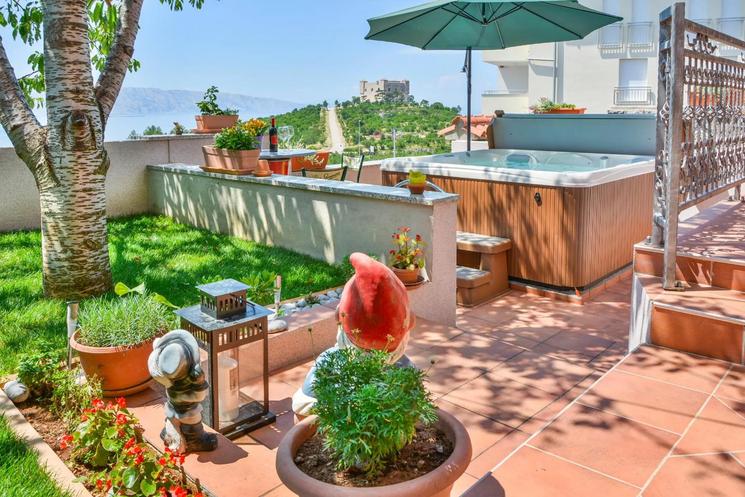 Hot Tub in Apartments Dada
