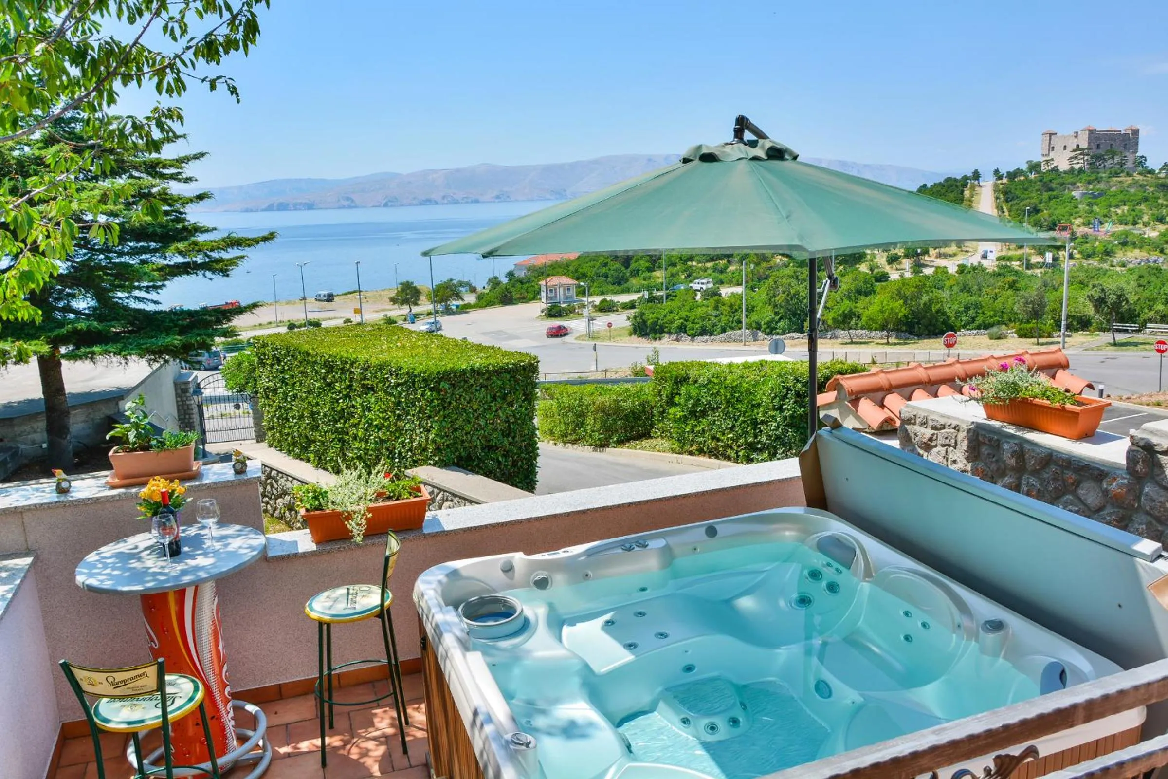 Hot Tub in Apartments Dada