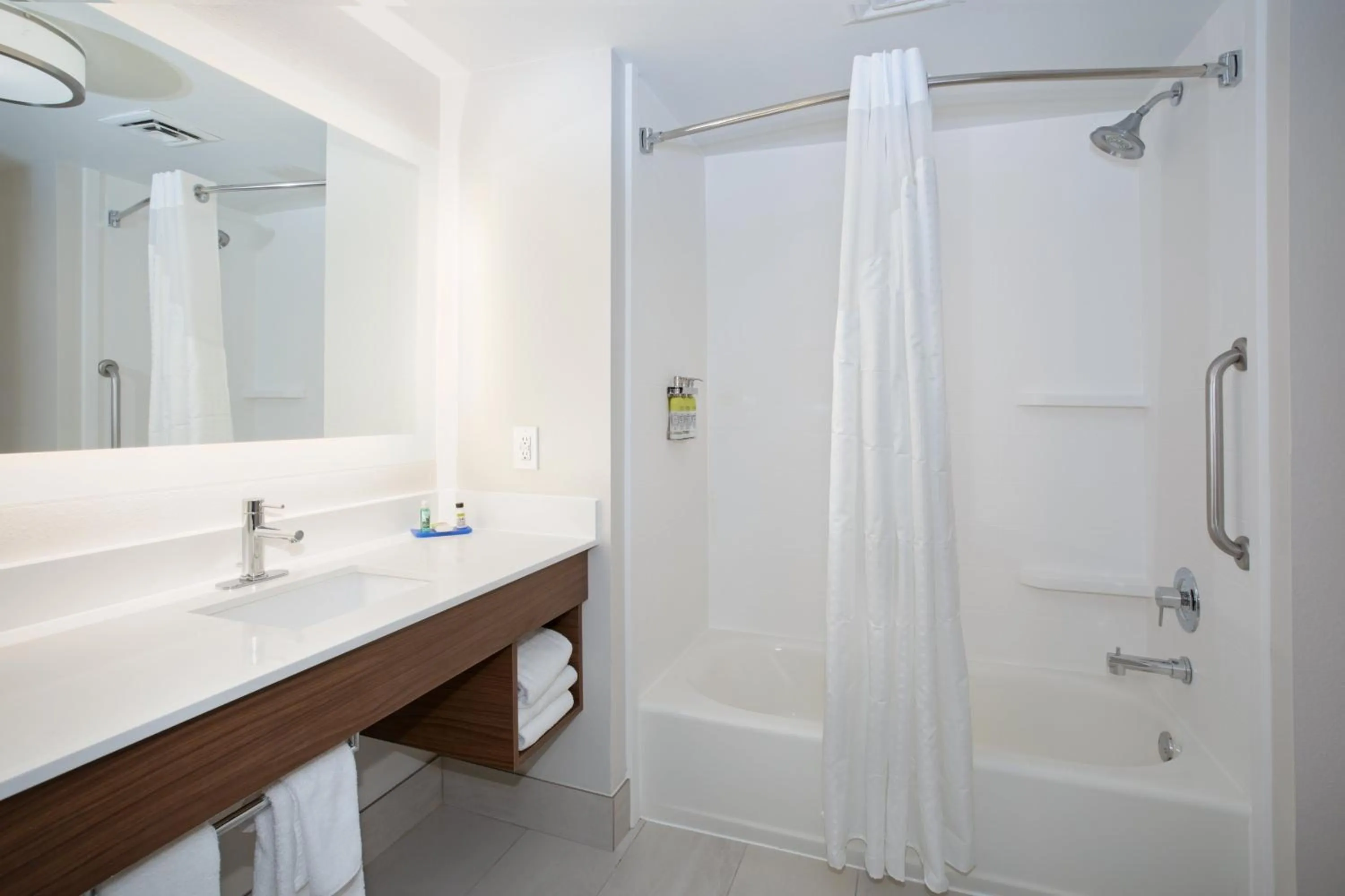 Photo of the whole room in Holiday Inn Express Yreka-Shasta Area by IHG