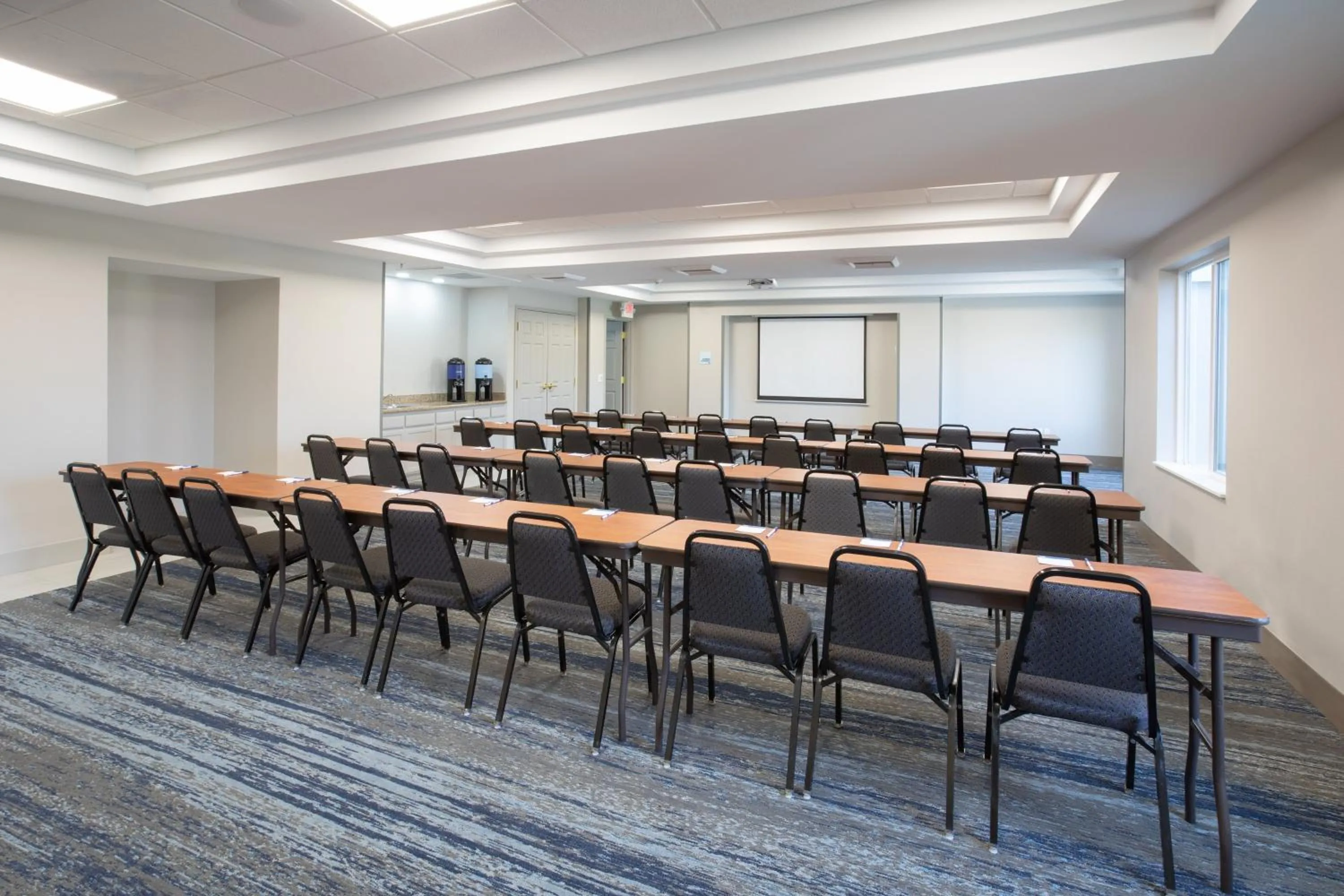 Meeting/conference room in Holiday Inn Express Yreka-Shasta Area by IHG