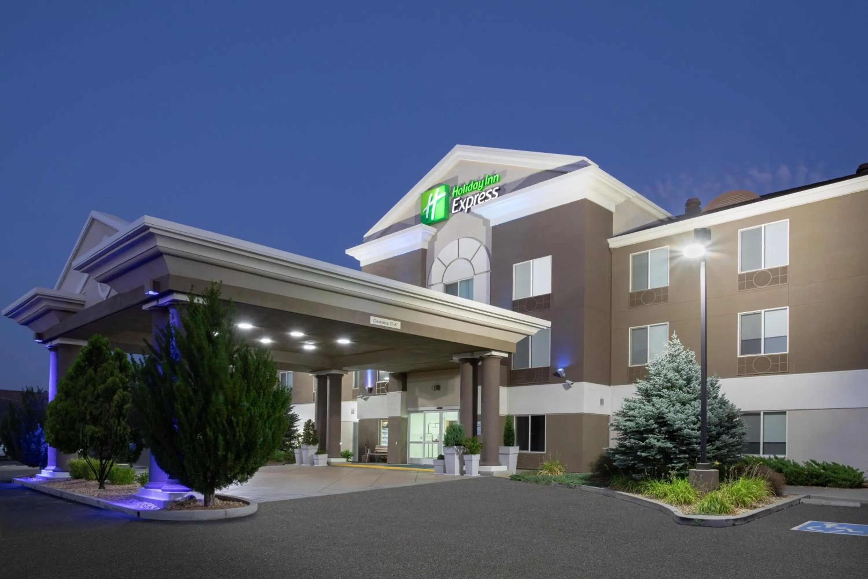 Property building in Holiday Inn Express Yreka-Shasta Area by IHG