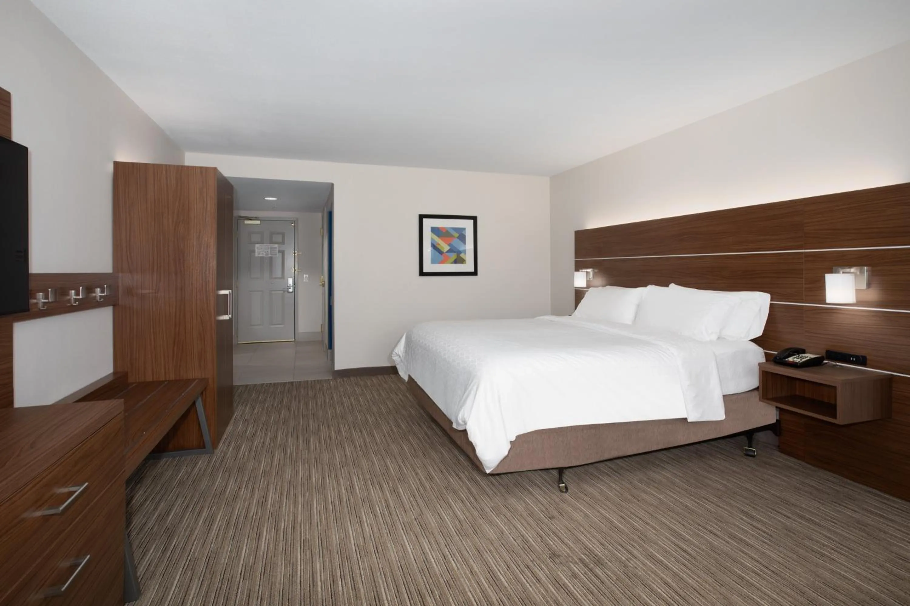 Photo of the whole room, Bed in Holiday Inn Express Yreka-Shasta Area by IHG