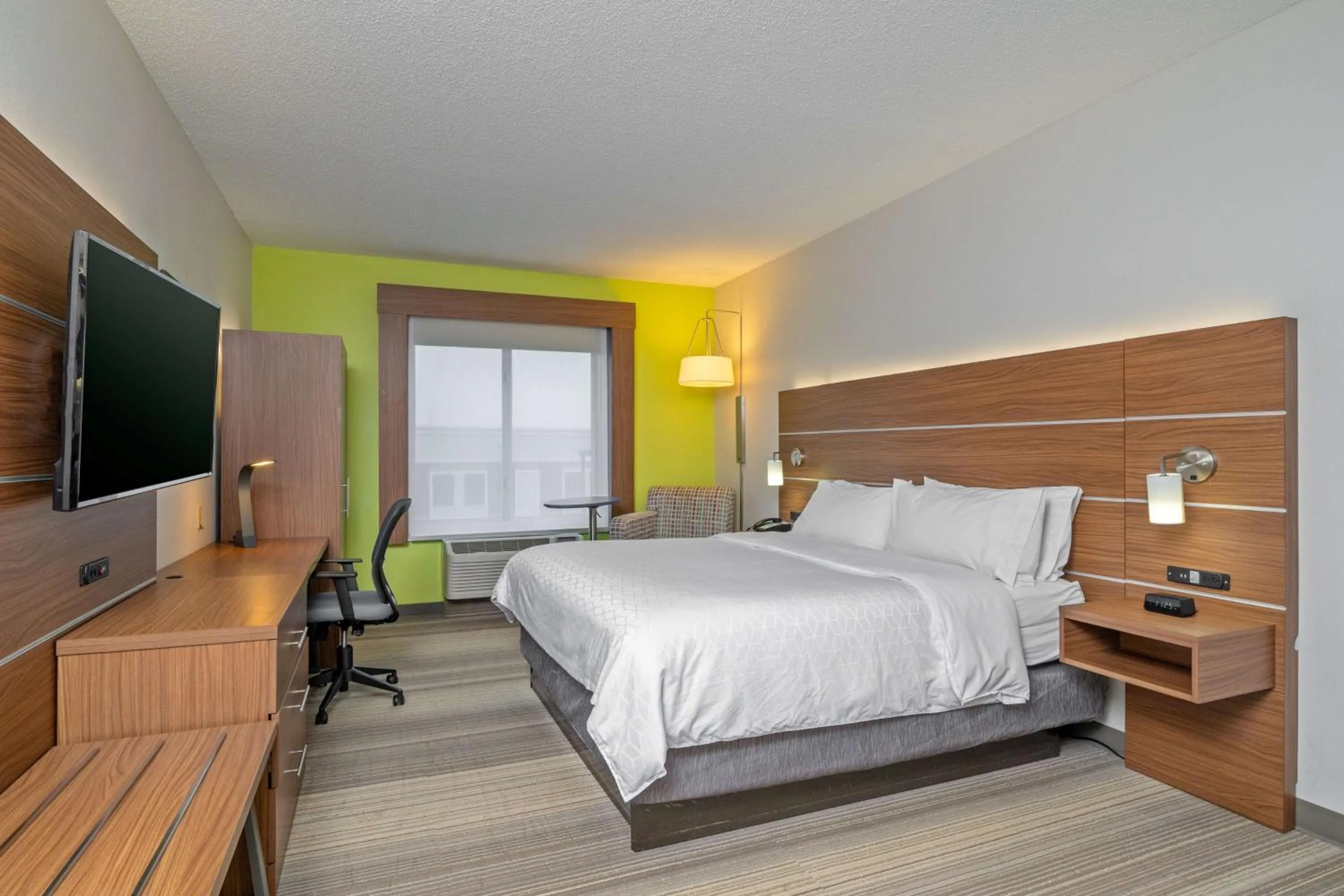 Photo of the whole room, Bed in Holiday Inn Express Hotel & Suites Woodbridge by IHG