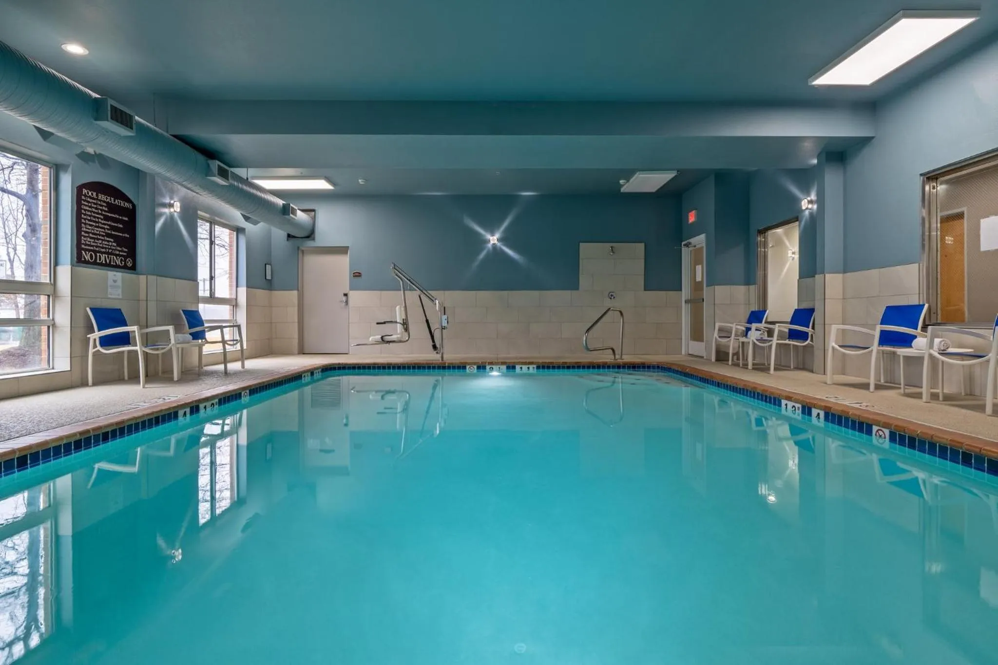 Swimming pool in Holiday Inn Express Hotel & Suites Woodbridge by IHG
