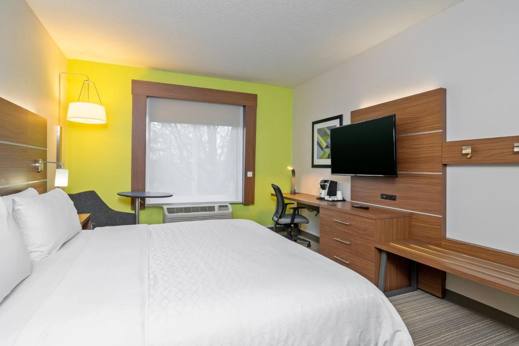 Photo of the whole room, Bed in Holiday Inn Express Hotel & Suites Woodbridge by IHG