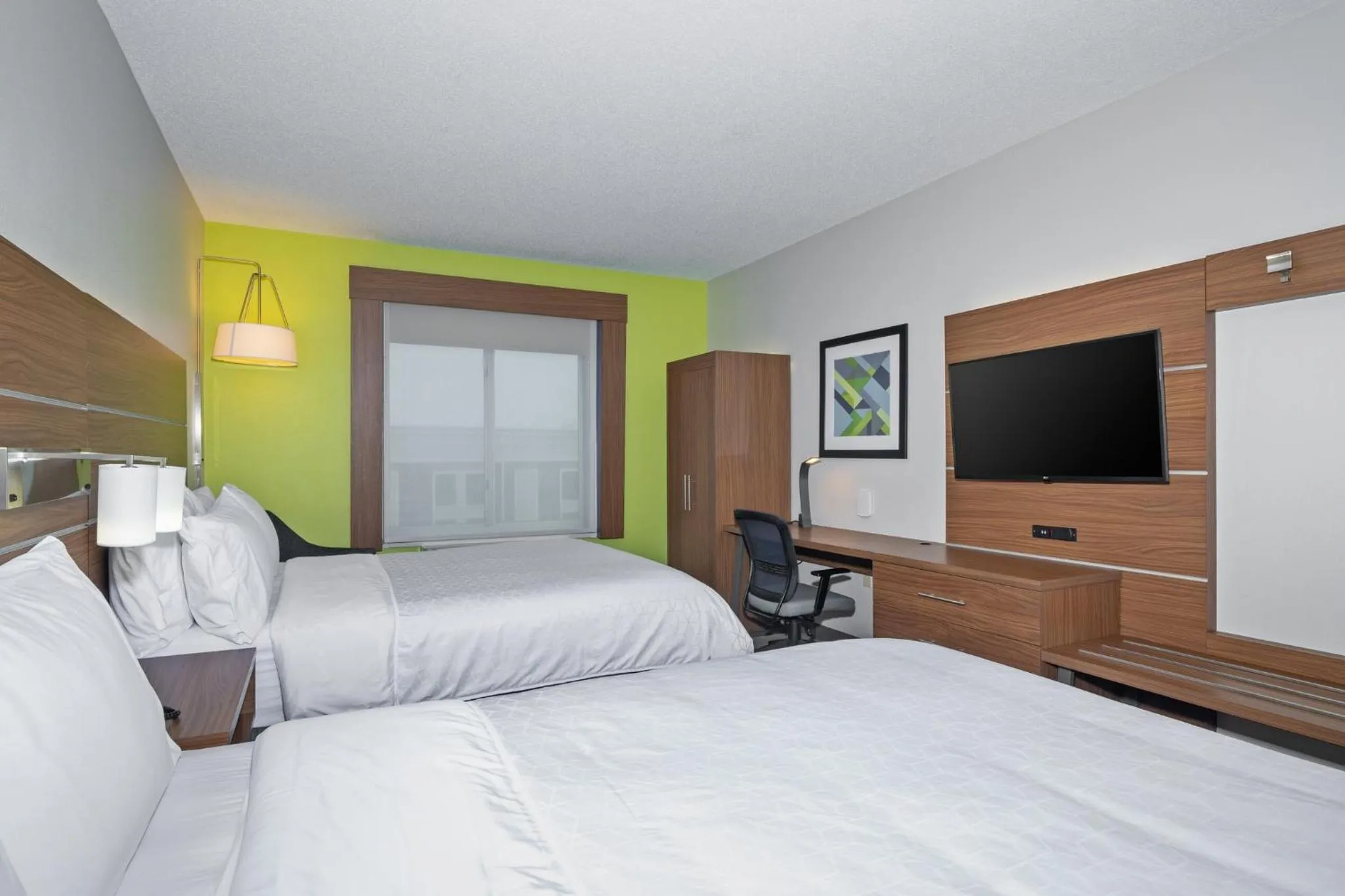 Photo of the whole room, Bed in Holiday Inn Express Hotel & Suites Woodbridge by IHG