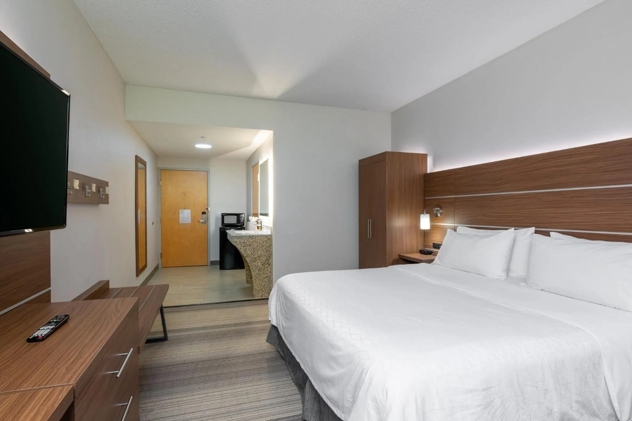 Photo of the whole room, Bed in Holiday Inn Express Hotel & Suites Woodbridge by IHG
