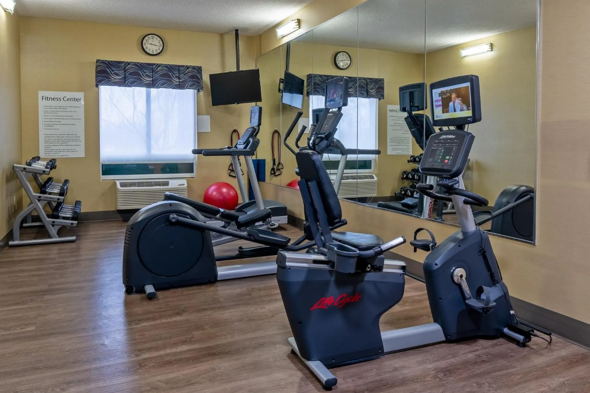 Fitness centre/facilities in Holiday Inn Express Hotel & Suites Woodbridge by IHG