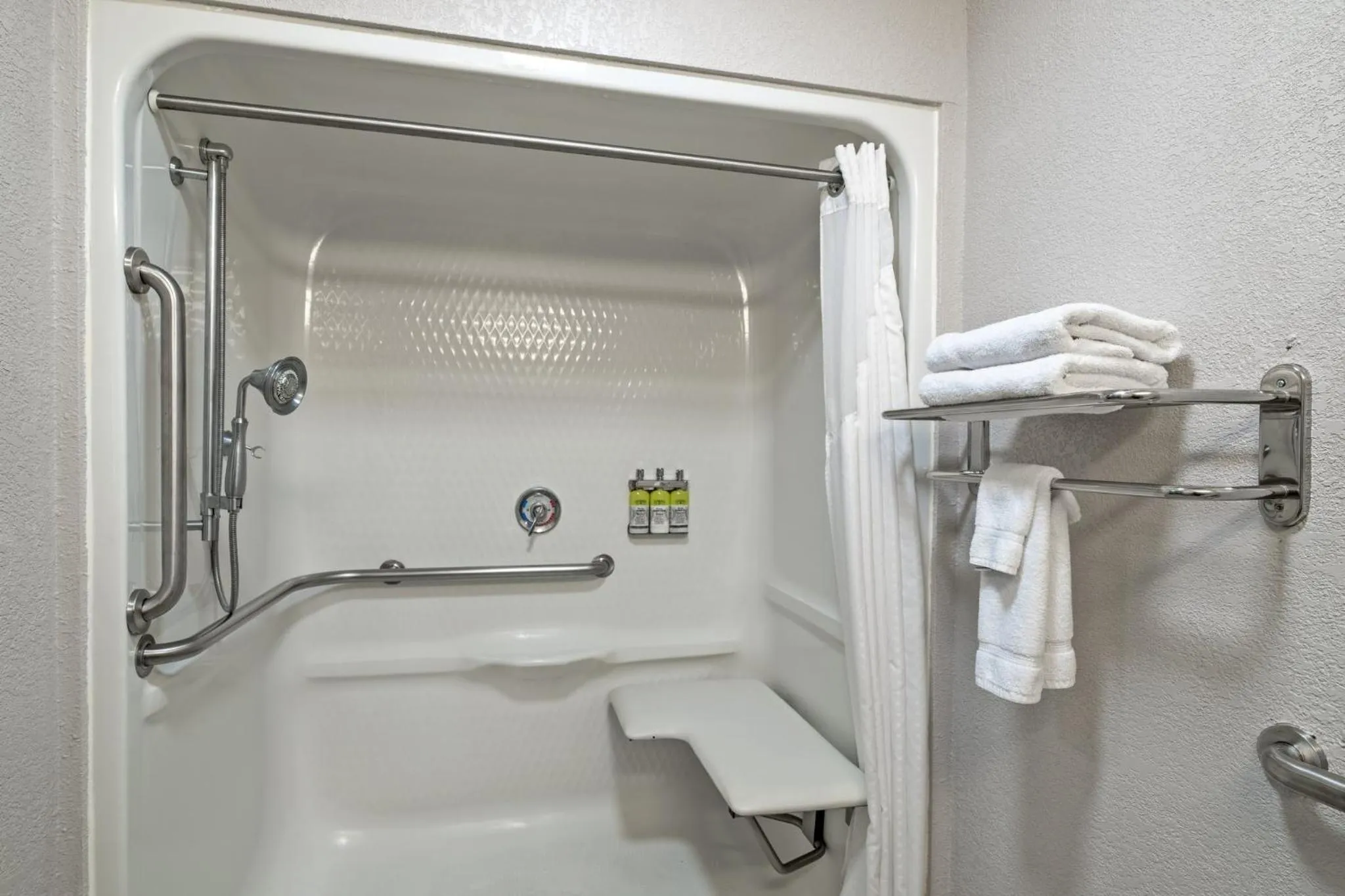 Photo of the whole room in Holiday Inn Express Hotel & Suites Woodbridge by IHG