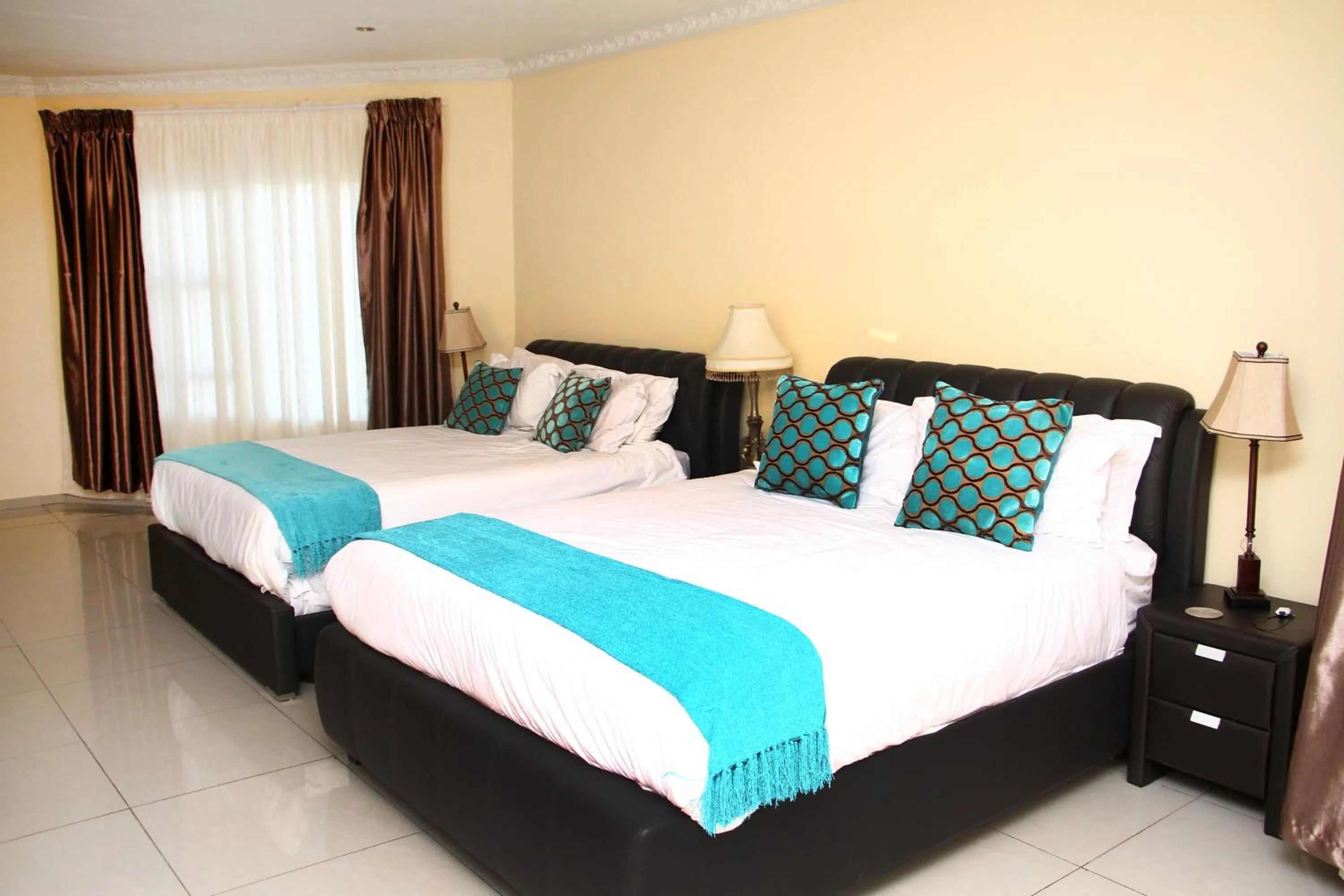 Photo of the whole room, Bed in Black Horses Lodge & Conferencing