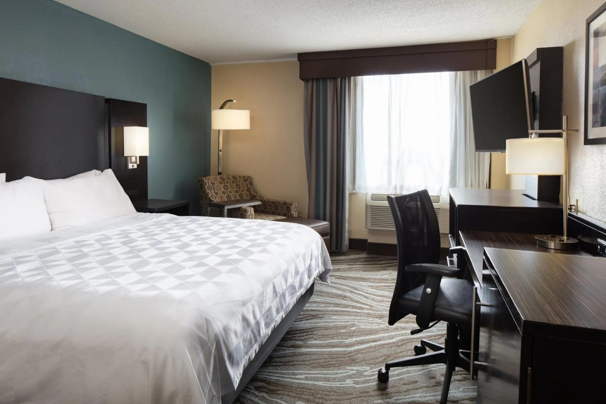 Photo of the whole room, Bed in Holiday Inn Rock Island-Quad Cities by IHG