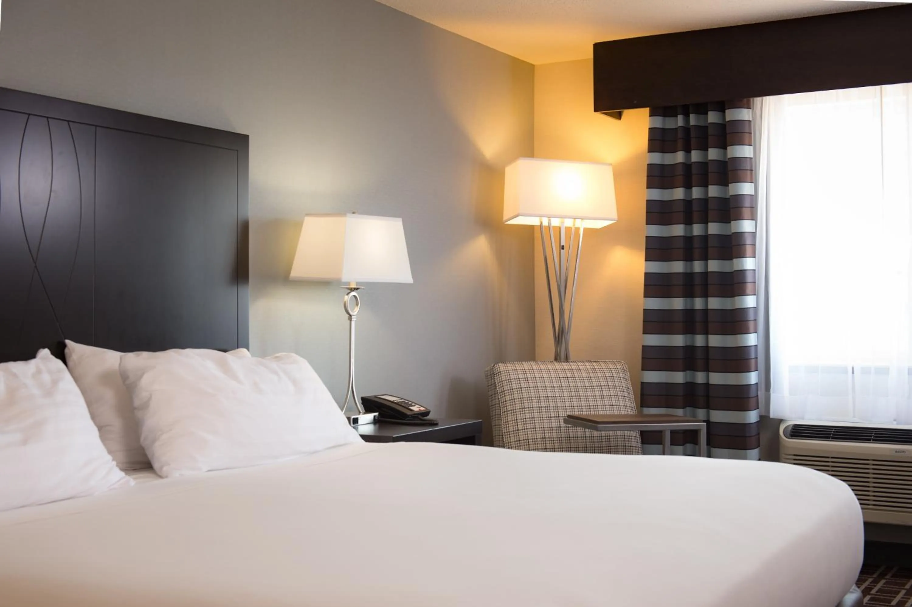 Photo of the whole room, Bed in Holiday Inn Express Le Claire Riverfront-Davenport by IHG