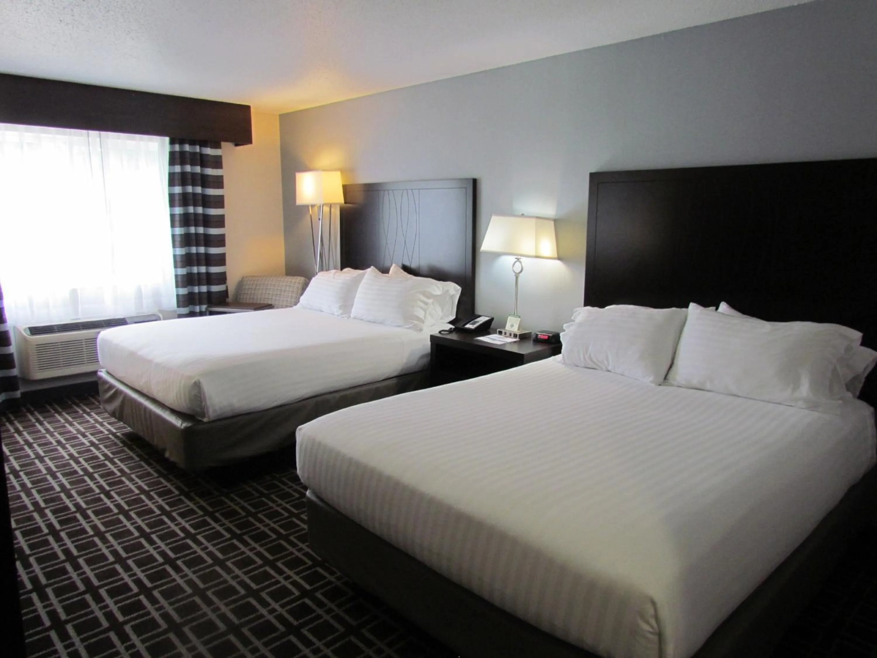 Photo of the whole room, Bed in Holiday Inn Express Le Claire Riverfront-Davenport by IHG