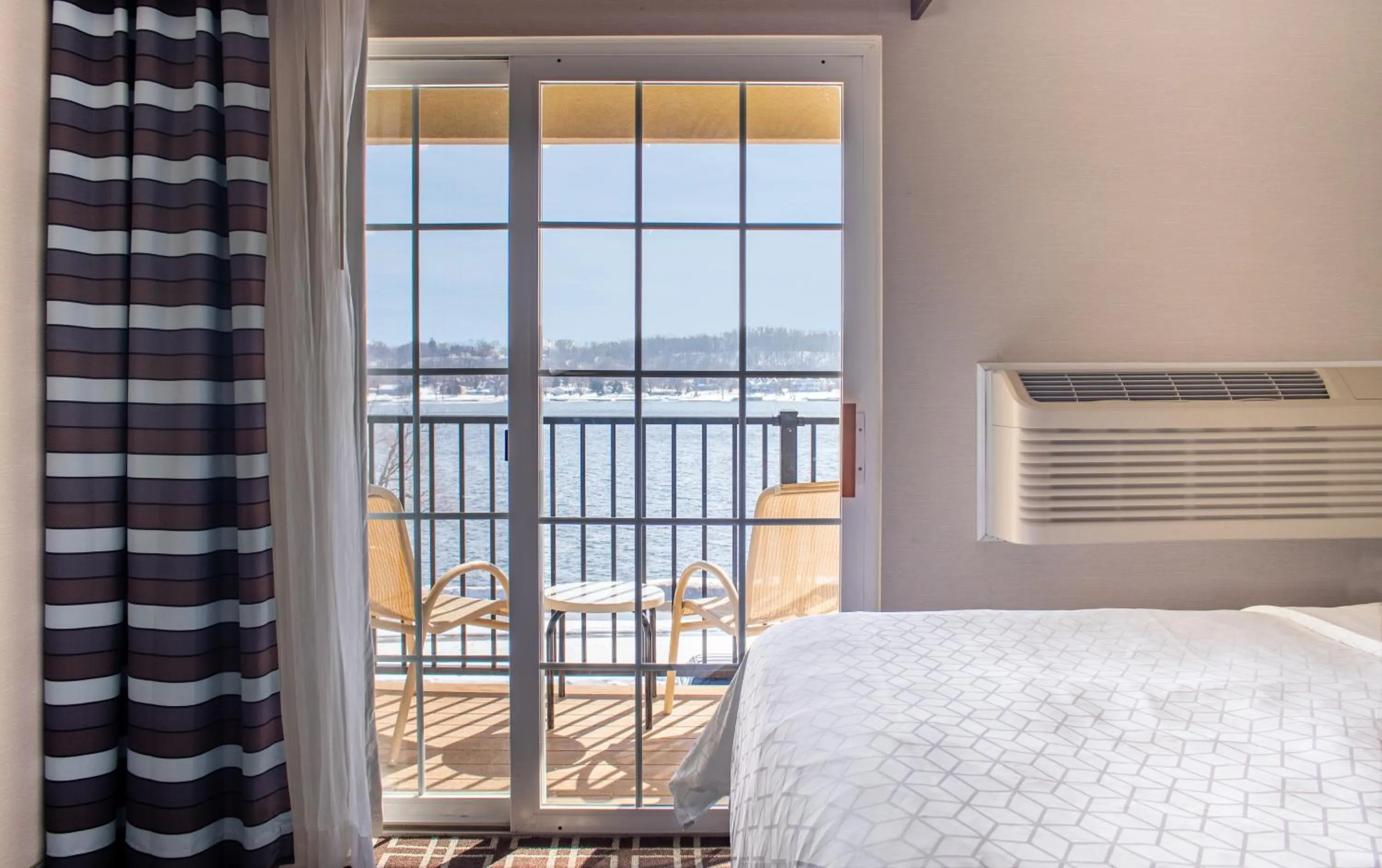 Balcony/Terrace, Bed in Holiday Inn Express Le Claire Riverfront-Davenport by IHG