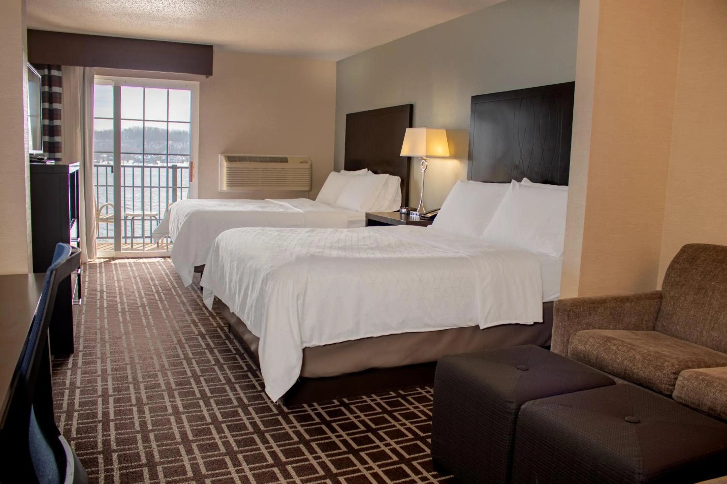 Bed in Holiday Inn Express Le Claire Riverfront-Davenport by IHG