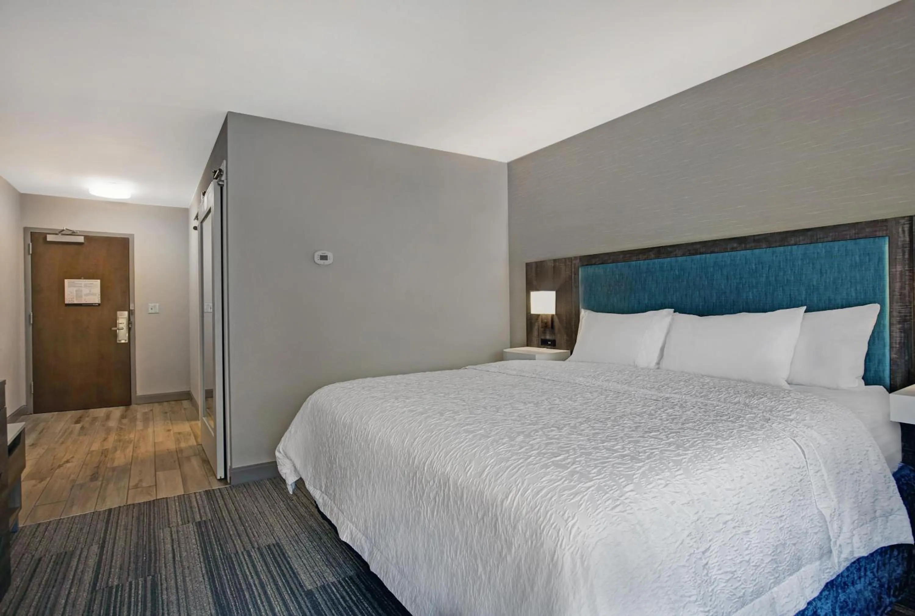 Photo of the whole room, Bed in Hampton Inn Westfield