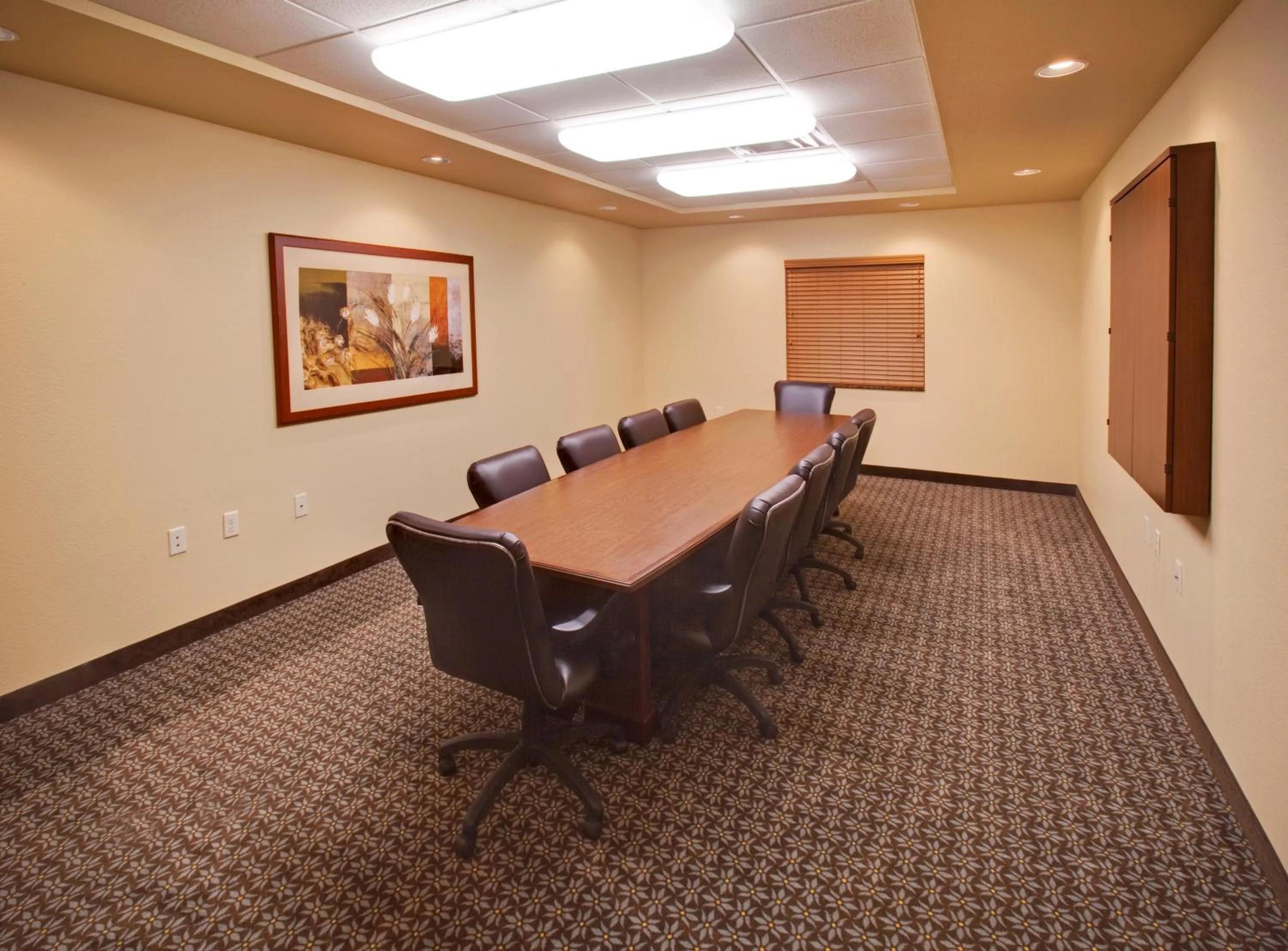 Meeting/conference room in Candlewood Suites Bellevue by IHG