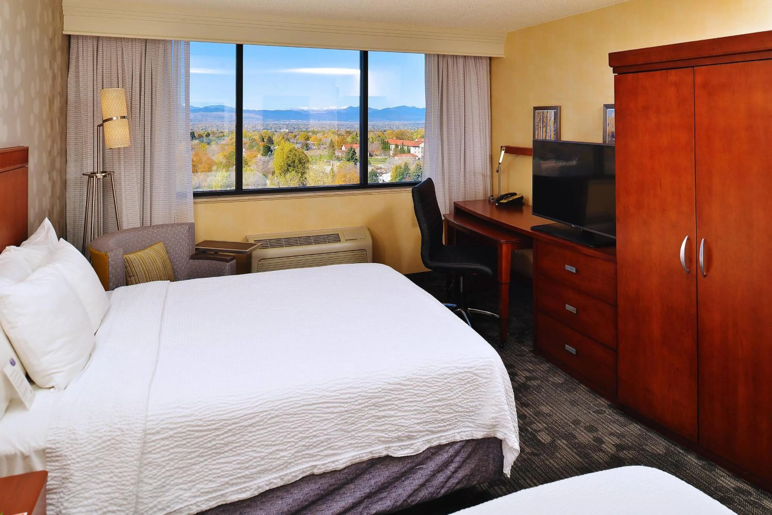 Photo of the whole room, Bed in Courtyard by Marriott Denver Cherry Creek