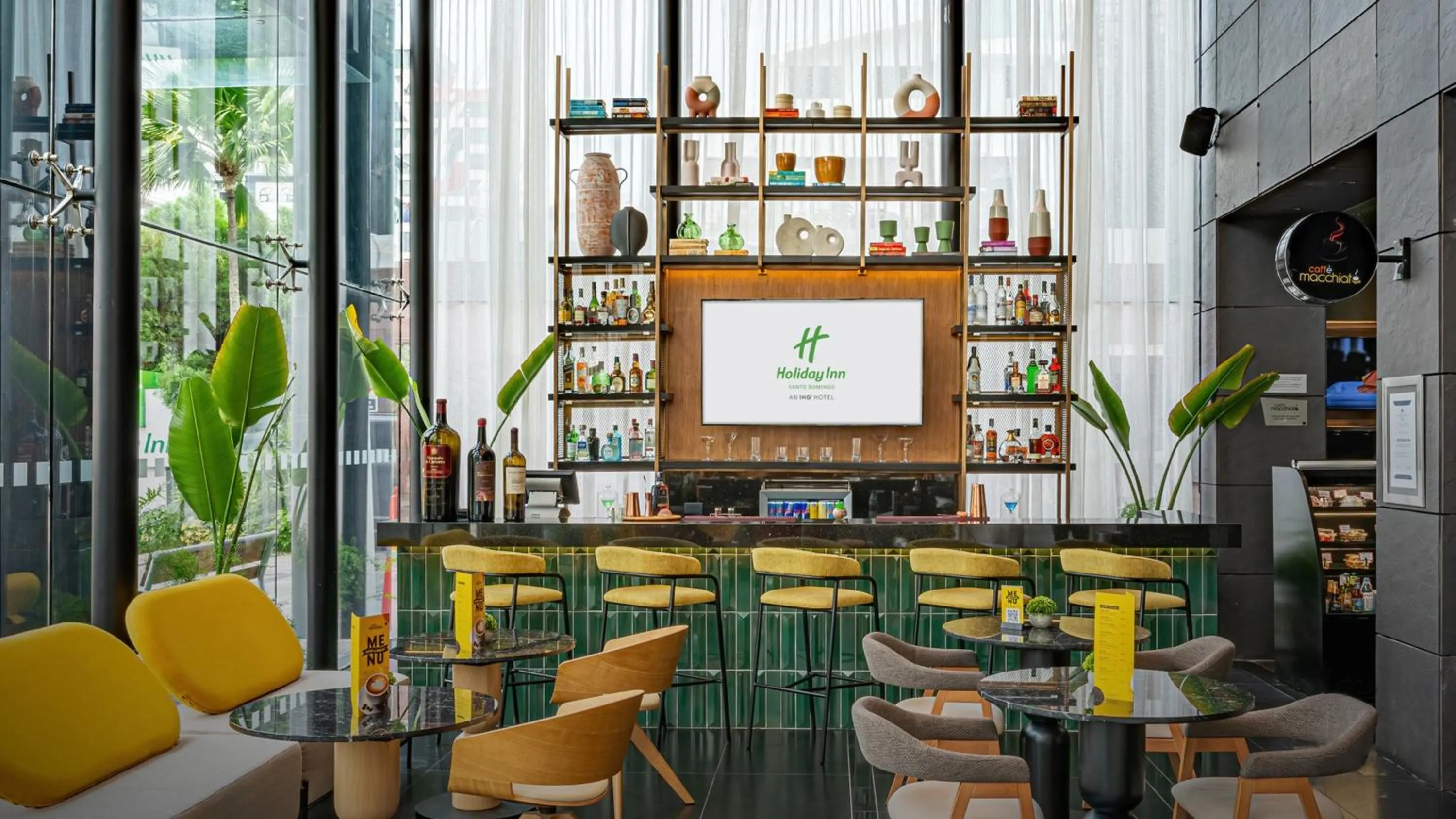 Lounge or bar in Holiday Inn Santo Domingo by IHG