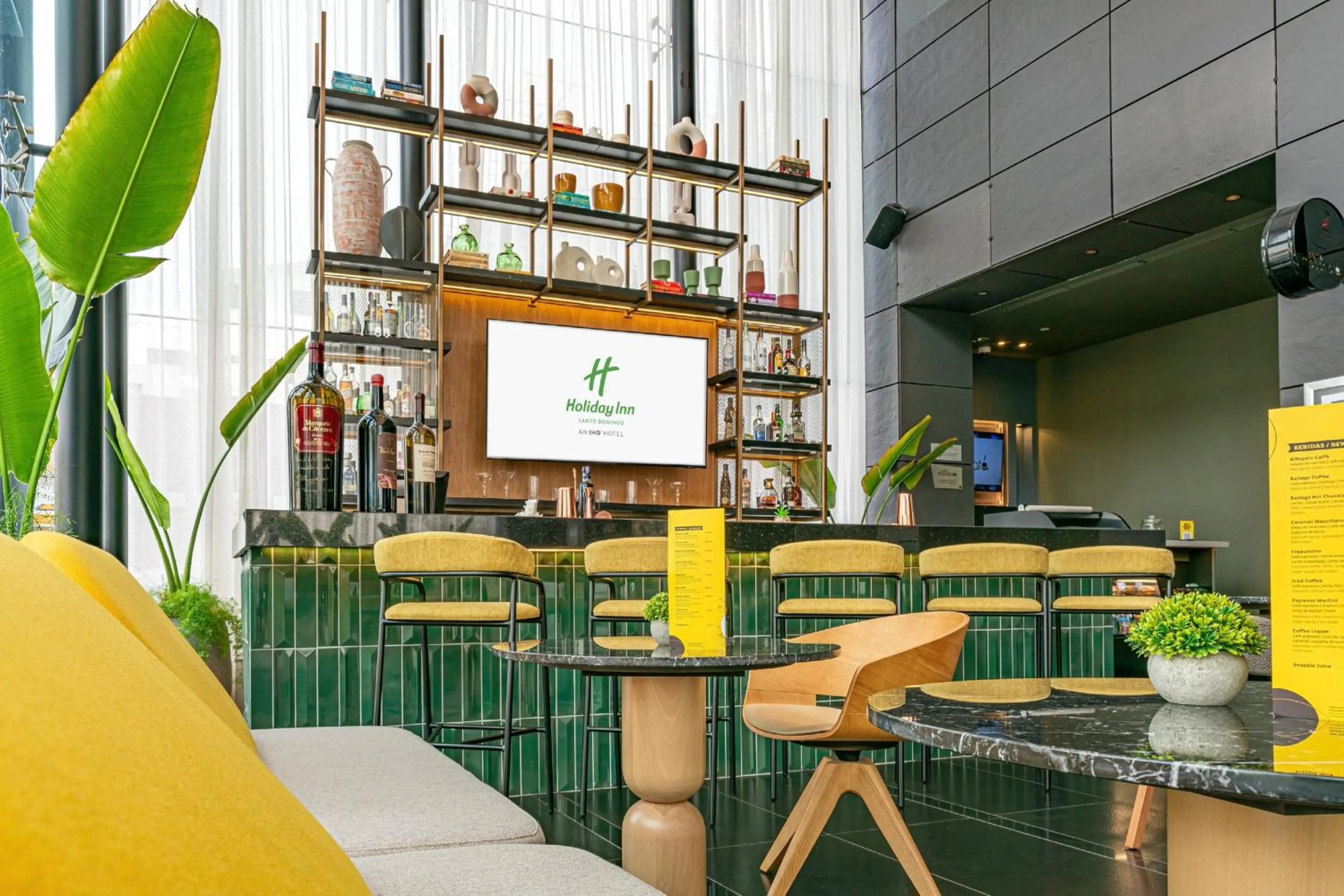 Lounge or bar in Holiday Inn Santo Domingo by IHG