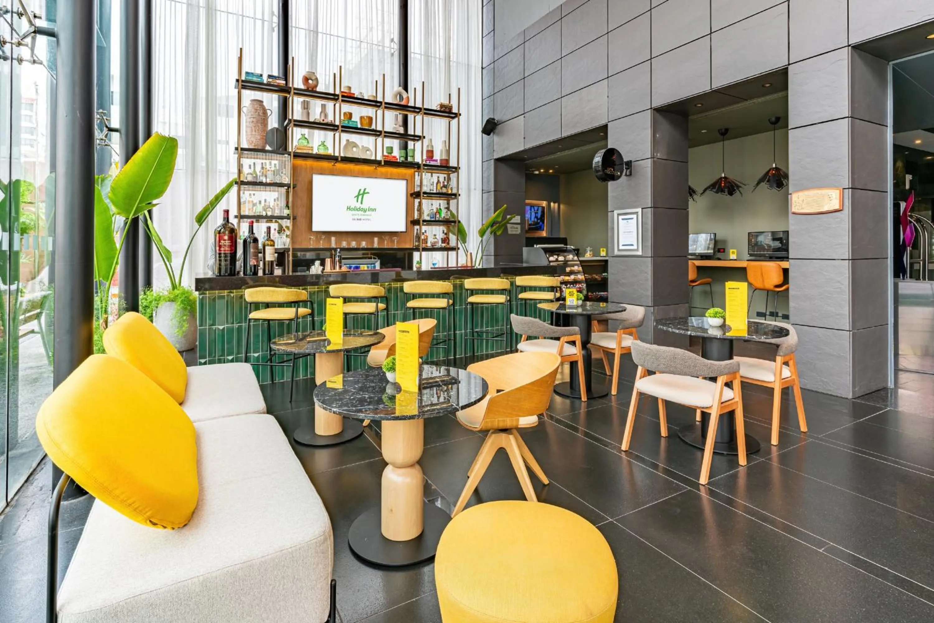 Lounge or bar in Holiday Inn Santo Domingo by IHG