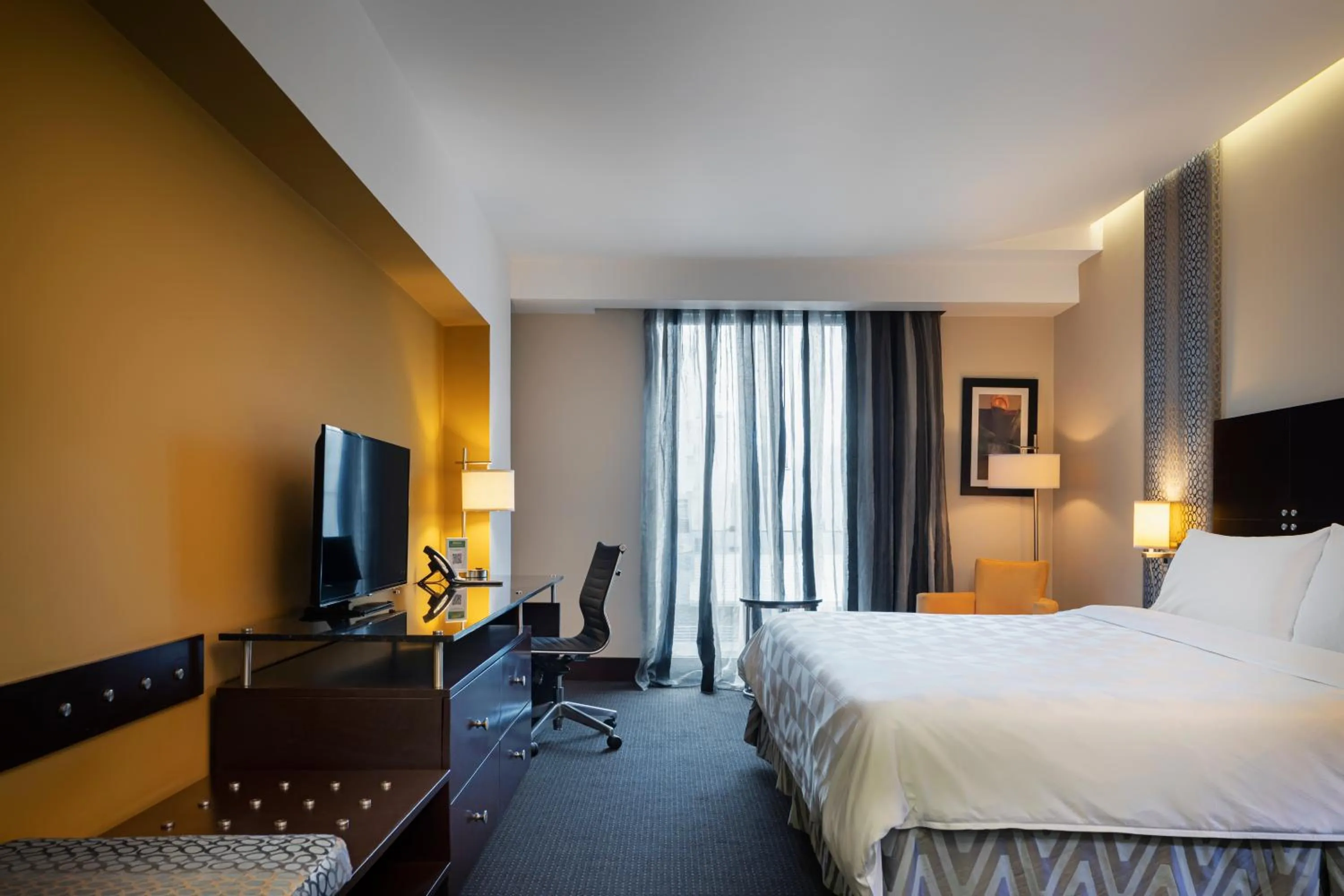 Property building, Bed in Holiday Inn Santo Domingo by IHG