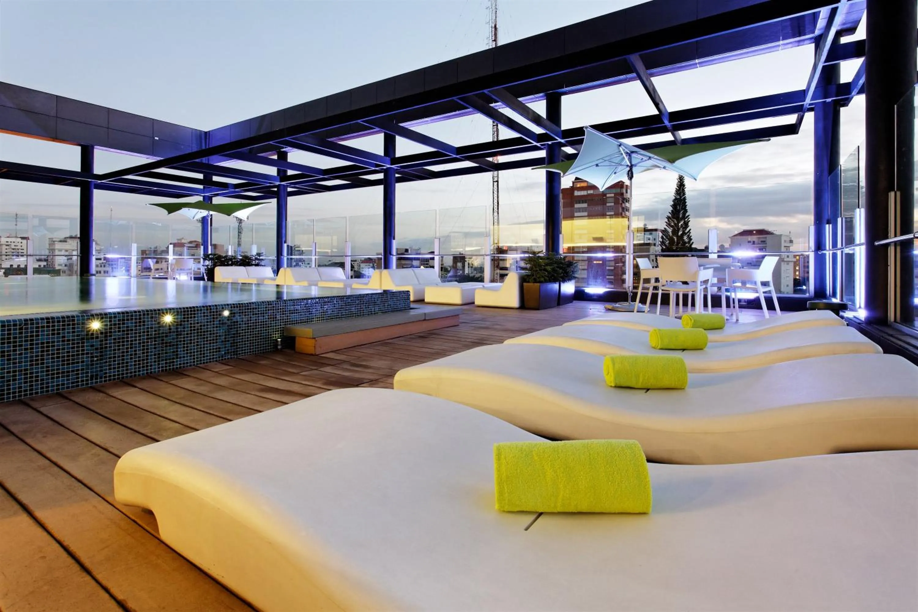 Swimming pool, Bed in Holiday Inn Santo Domingo by IHG