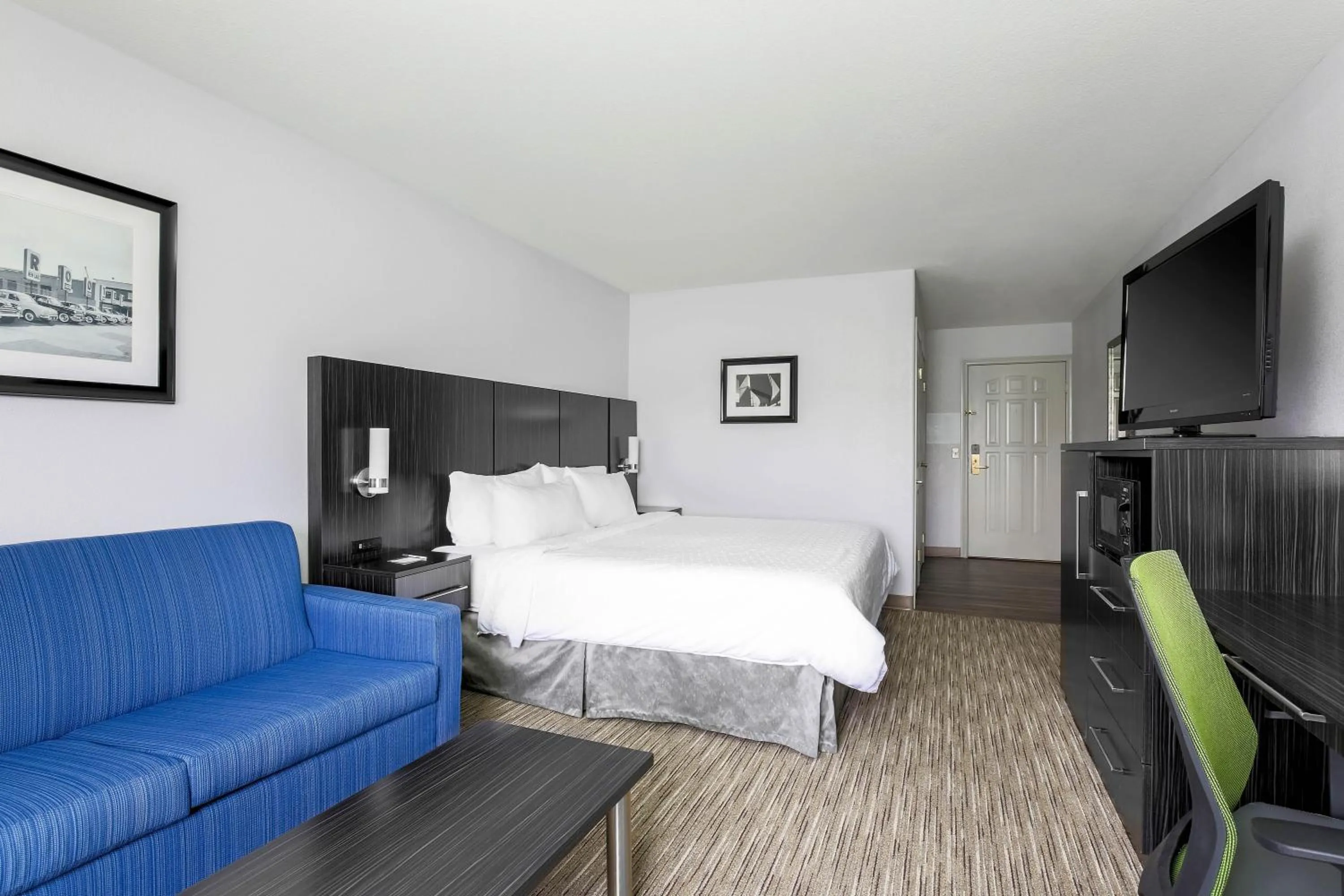 Photo of the whole room, Bed in Holiday Inn Express Lancaster by IHG