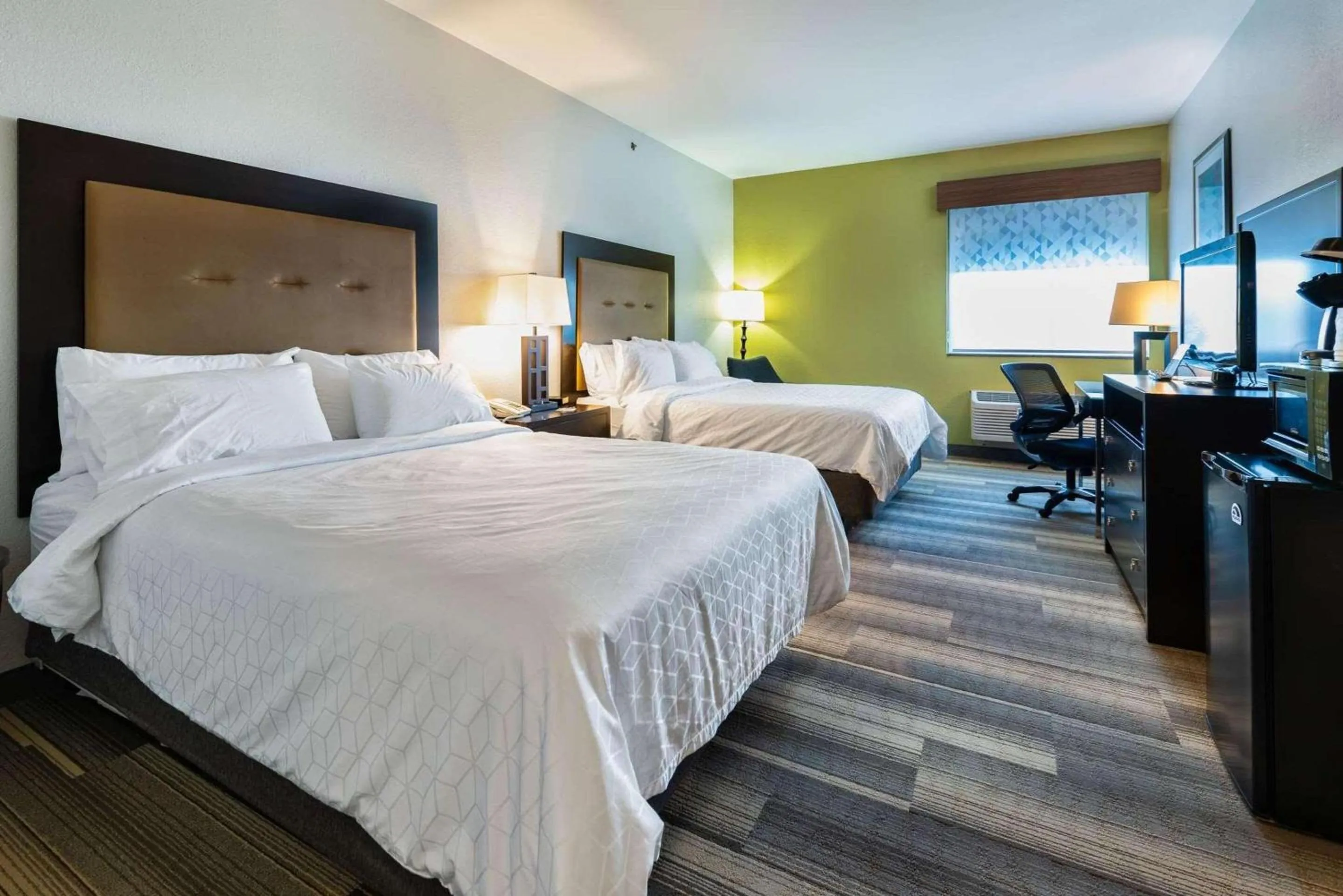 Bedroom, Bed in Country Inn & Suites by Radisson, South Haven, MI