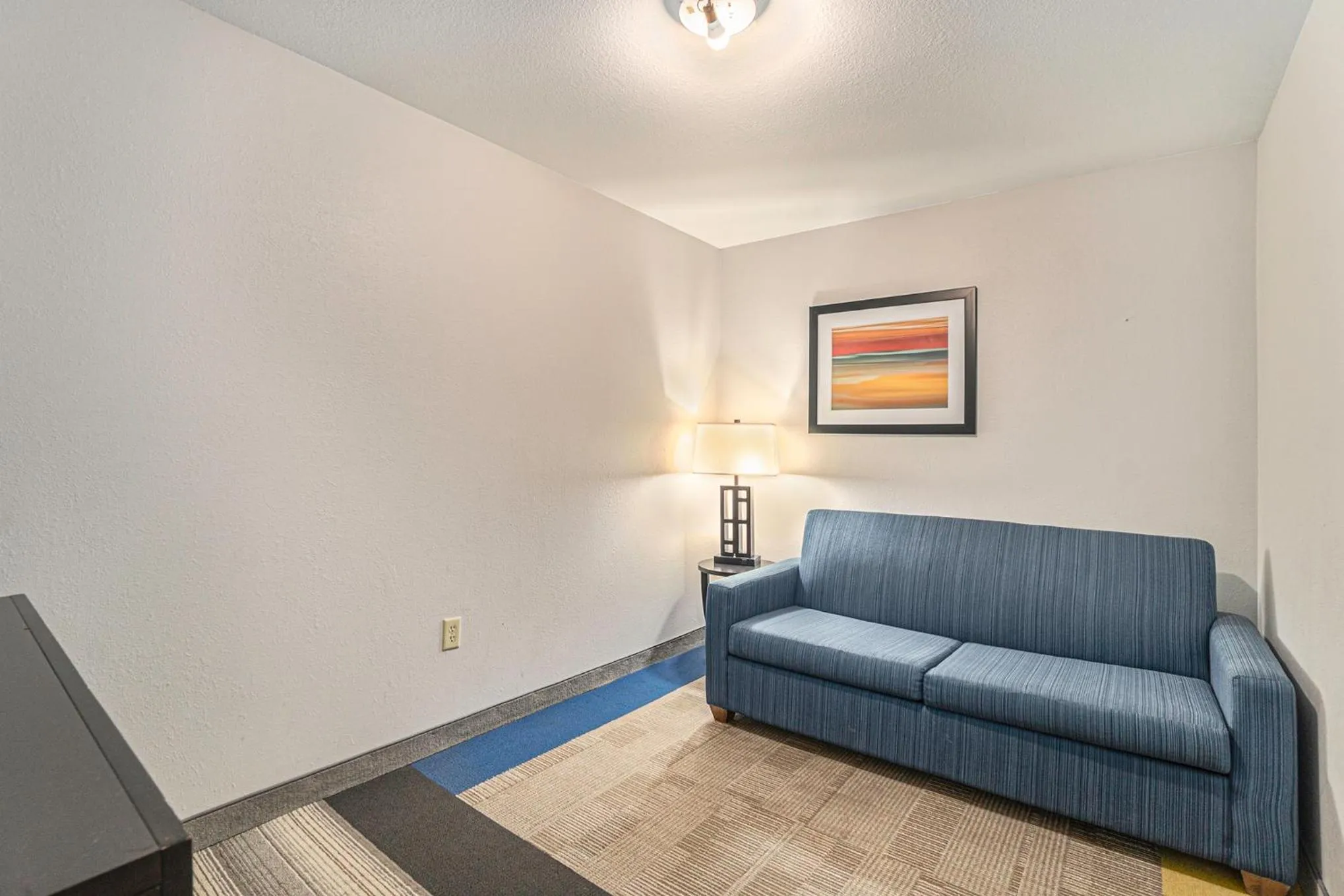 Seating area in Country Inn & Suites by Radisson, South Haven, MI