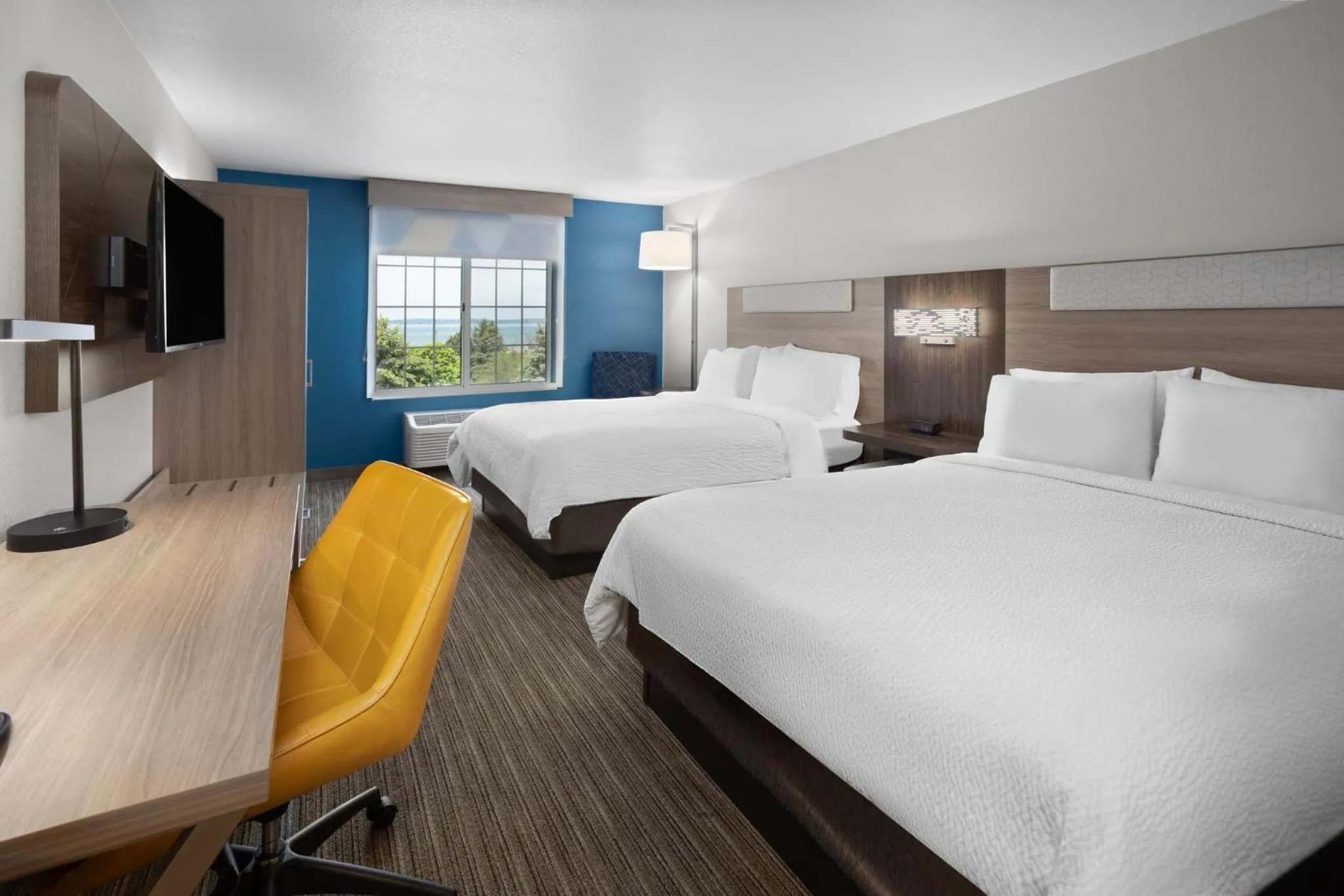Photo of the whole room, Bed in Holiday Inn Express Hotel & Suites Acme-Traverse City by IHG