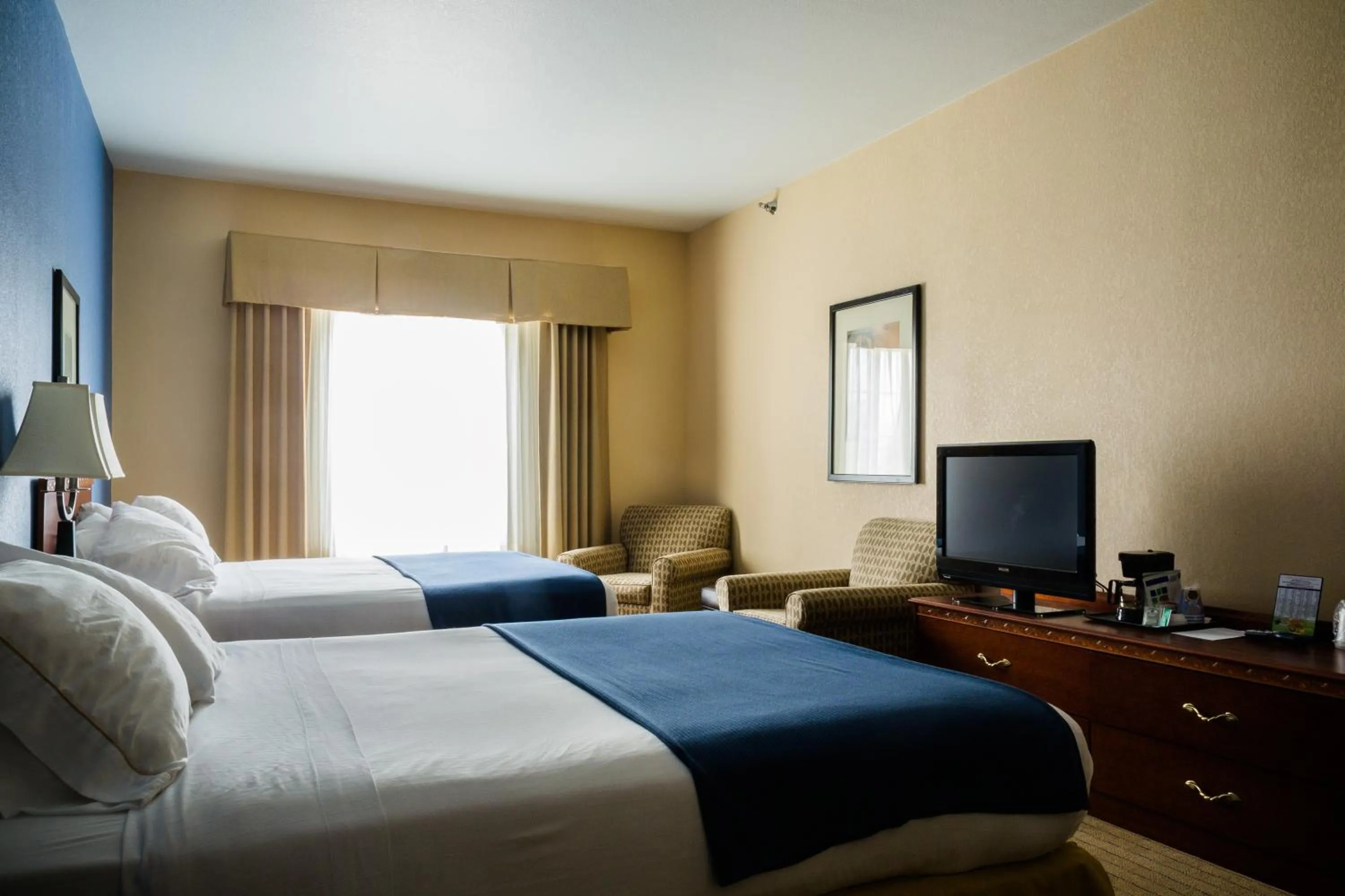 Bed in Holiday Inn Express Hotel & Suites Acme-Traverse City by IHG