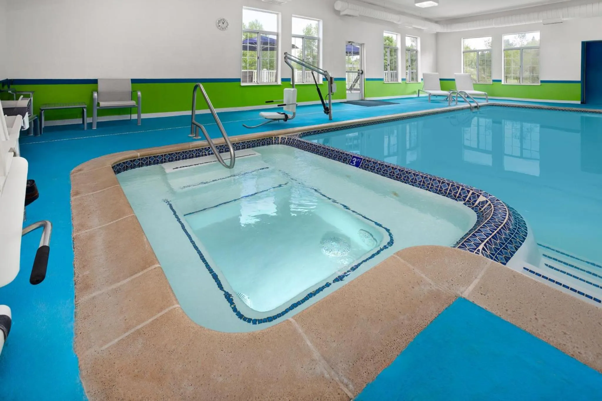 Swimming pool in Holiday Inn Express Hotel & Suites Acme-Traverse City by IHG