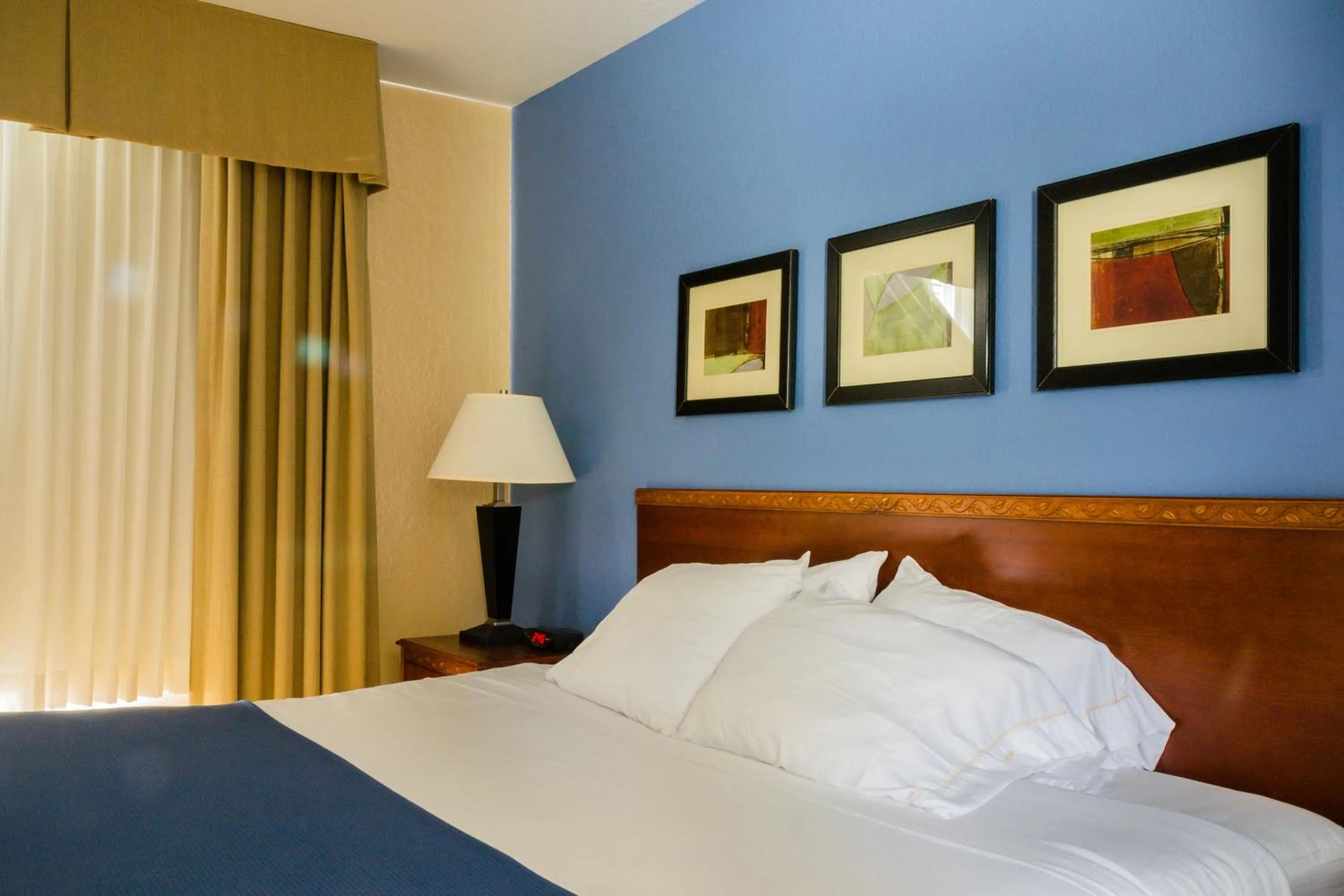 Bed in Holiday Inn Express Hotel & Suites Acme-Traverse City by IHG