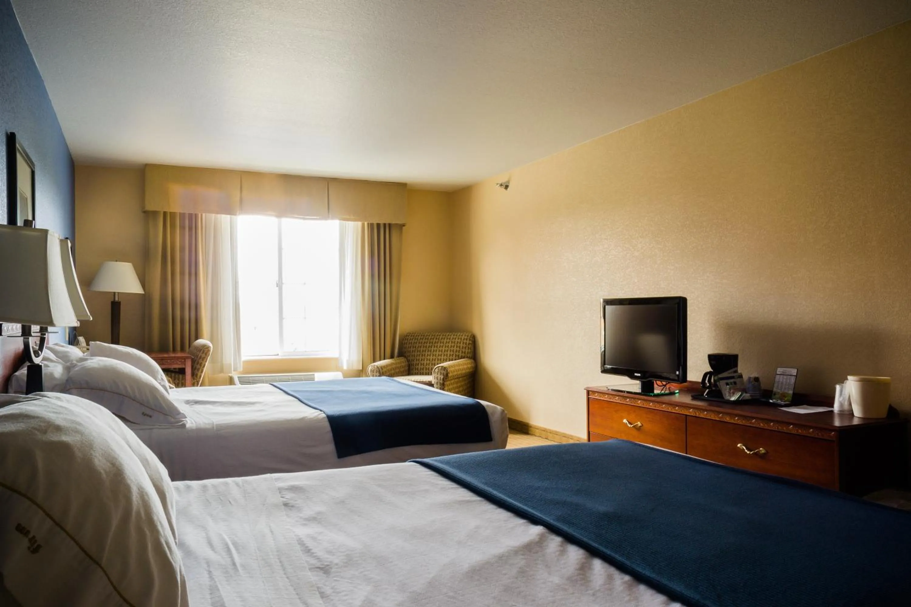 Bed in Holiday Inn Express Hotel & Suites Acme-Traverse City by IHG