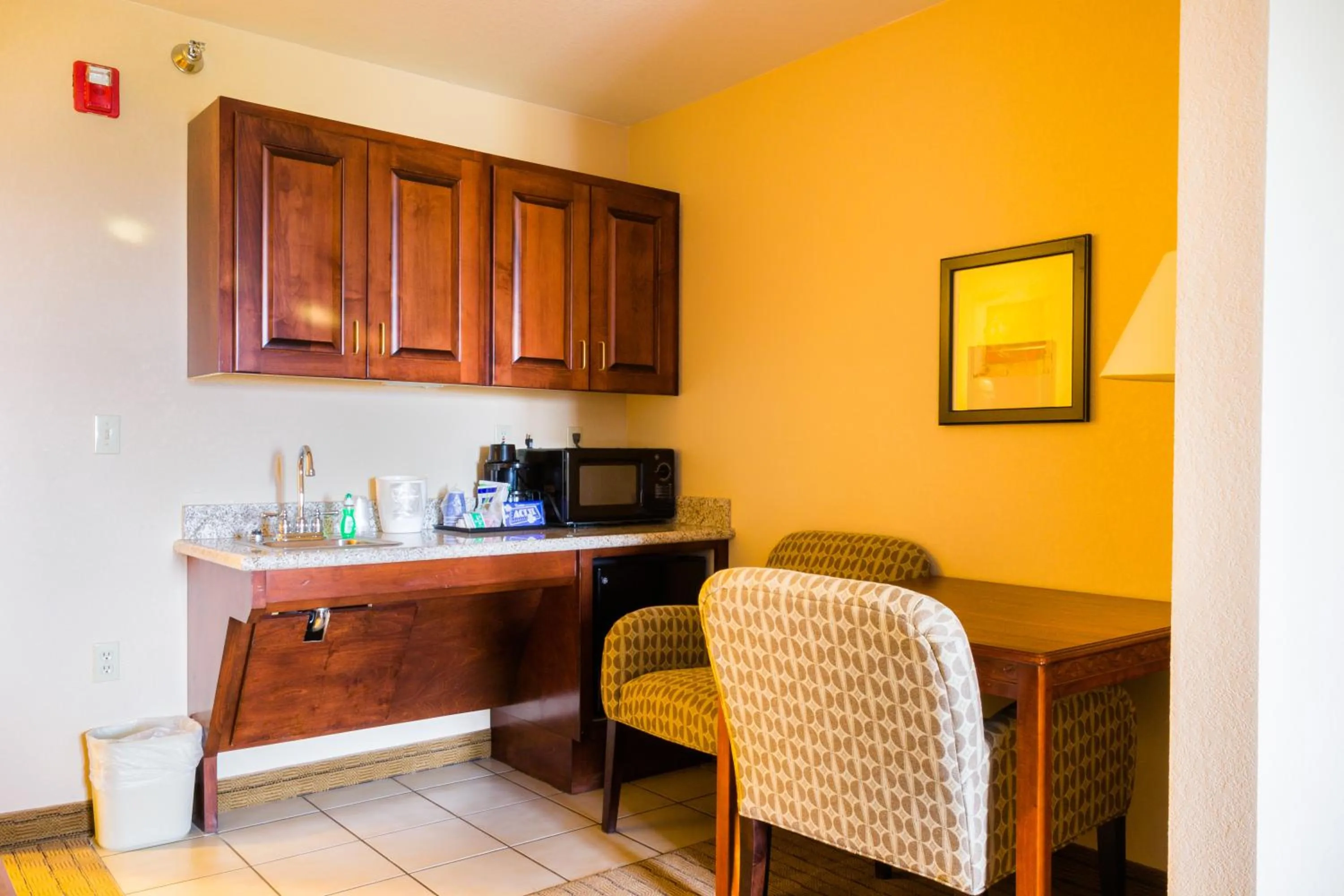 Kitchen or kitchenette in Holiday Inn Express Hotel & Suites Acme-Traverse City by IHG