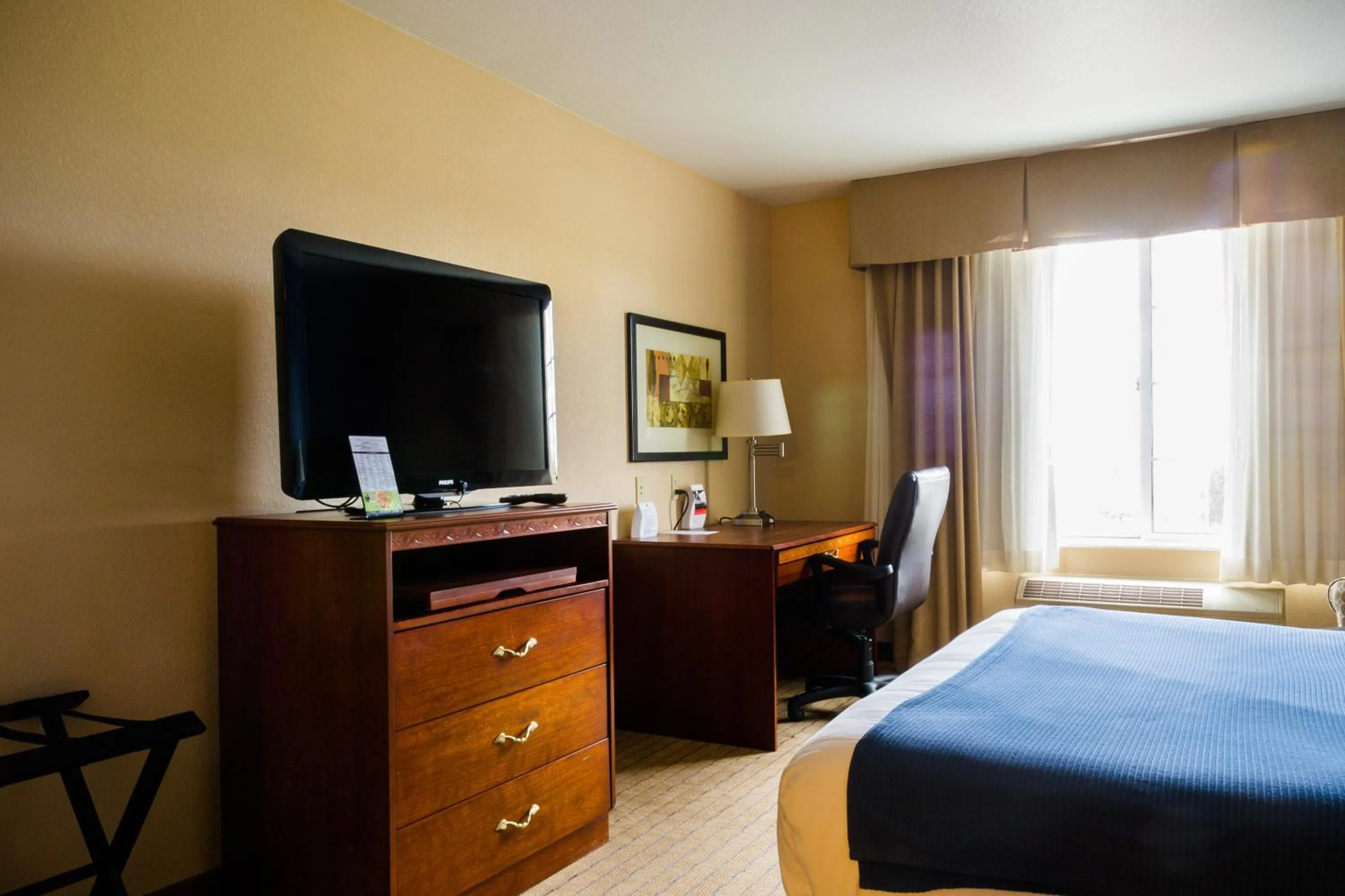 TV and multimedia, Bed in Holiday Inn Express Hotel & Suites Acme-Traverse City by IHG