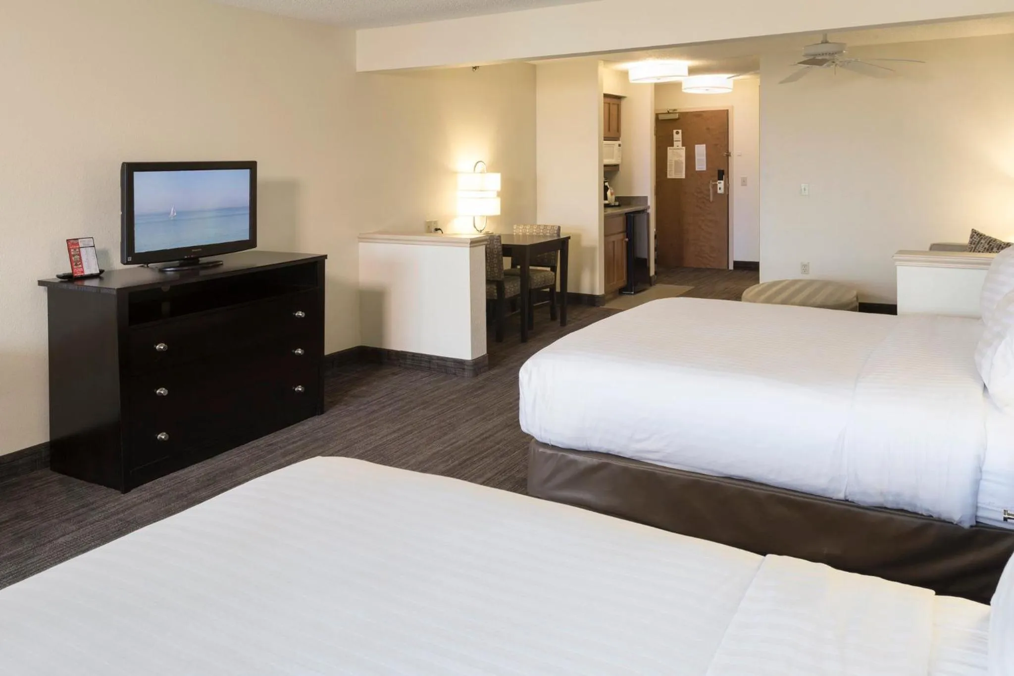Photo of the whole room, Bed in Holiday Inn Express Hotel & Suites-Saint Joseph by IHG