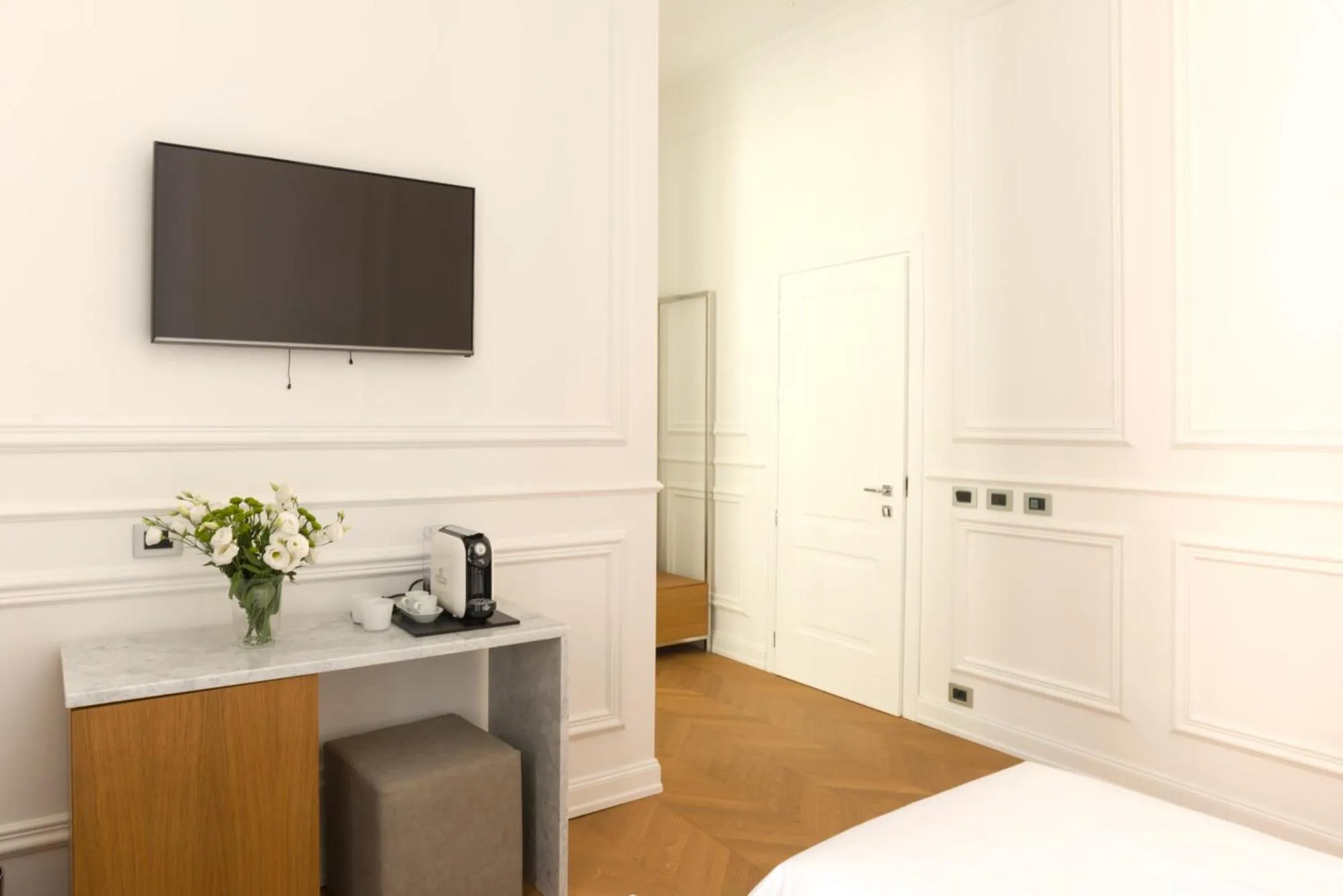 Decorative detail, Bed in Via Chiodo Luxury Rooms