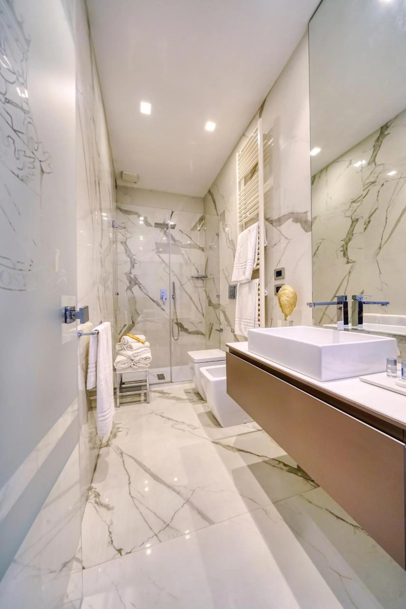 Shower in Via Chiodo Luxury Rooms