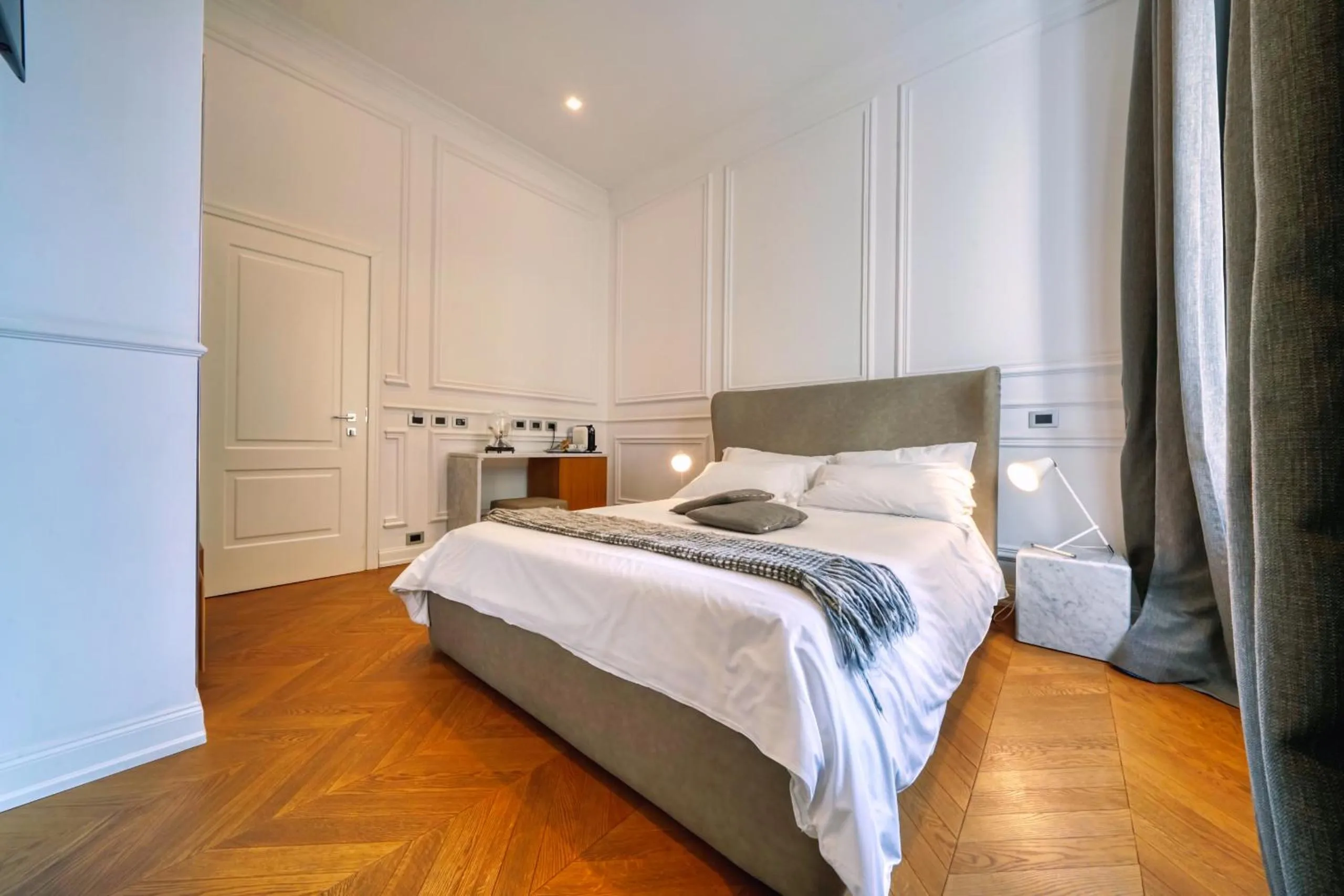 Shower, Bed in Via Chiodo Luxury Rooms